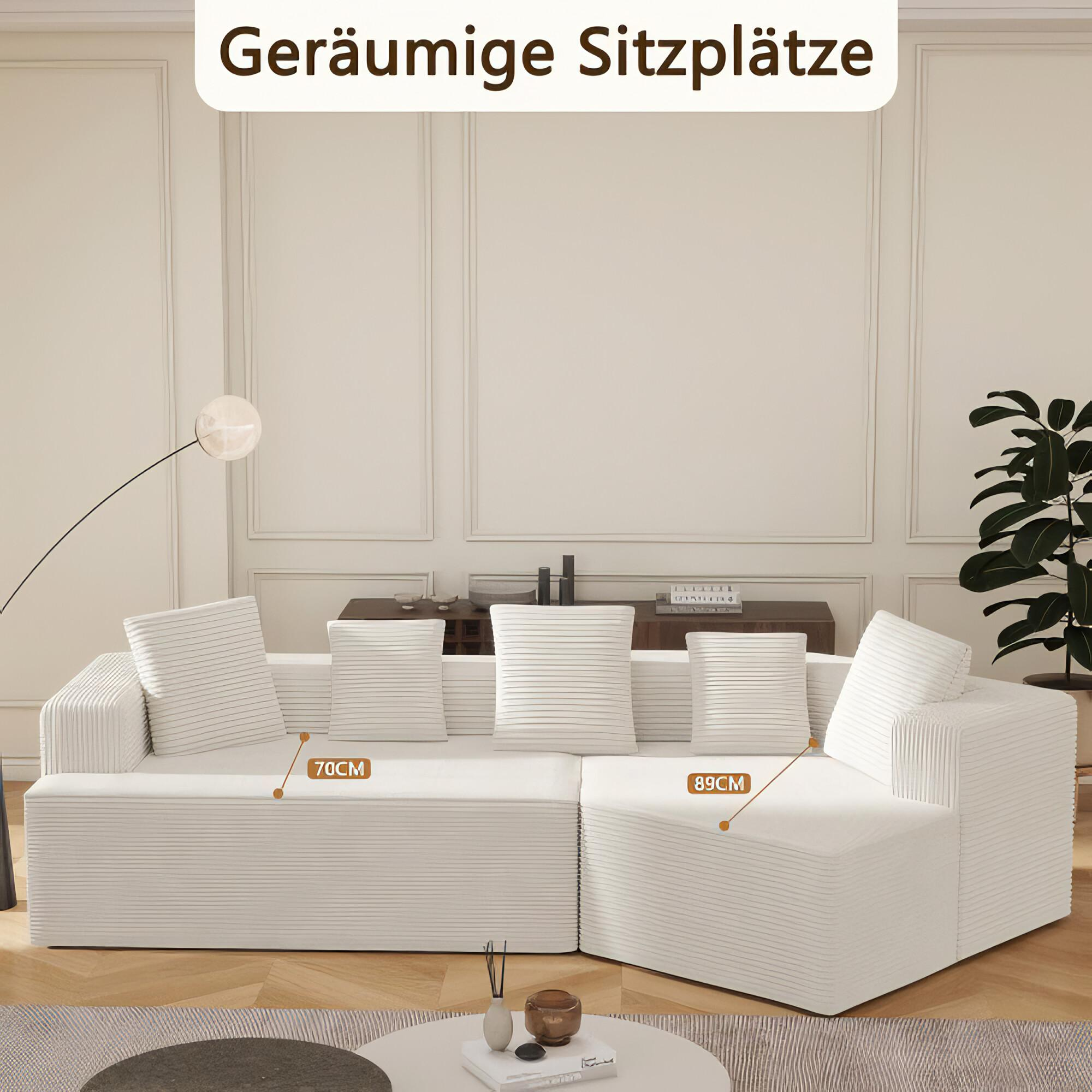 Beiges Ecksofa in einem Raum. Das Sofa hat Kissen. Text auf Deutsch sagt "Geräumige Sitzplätze".