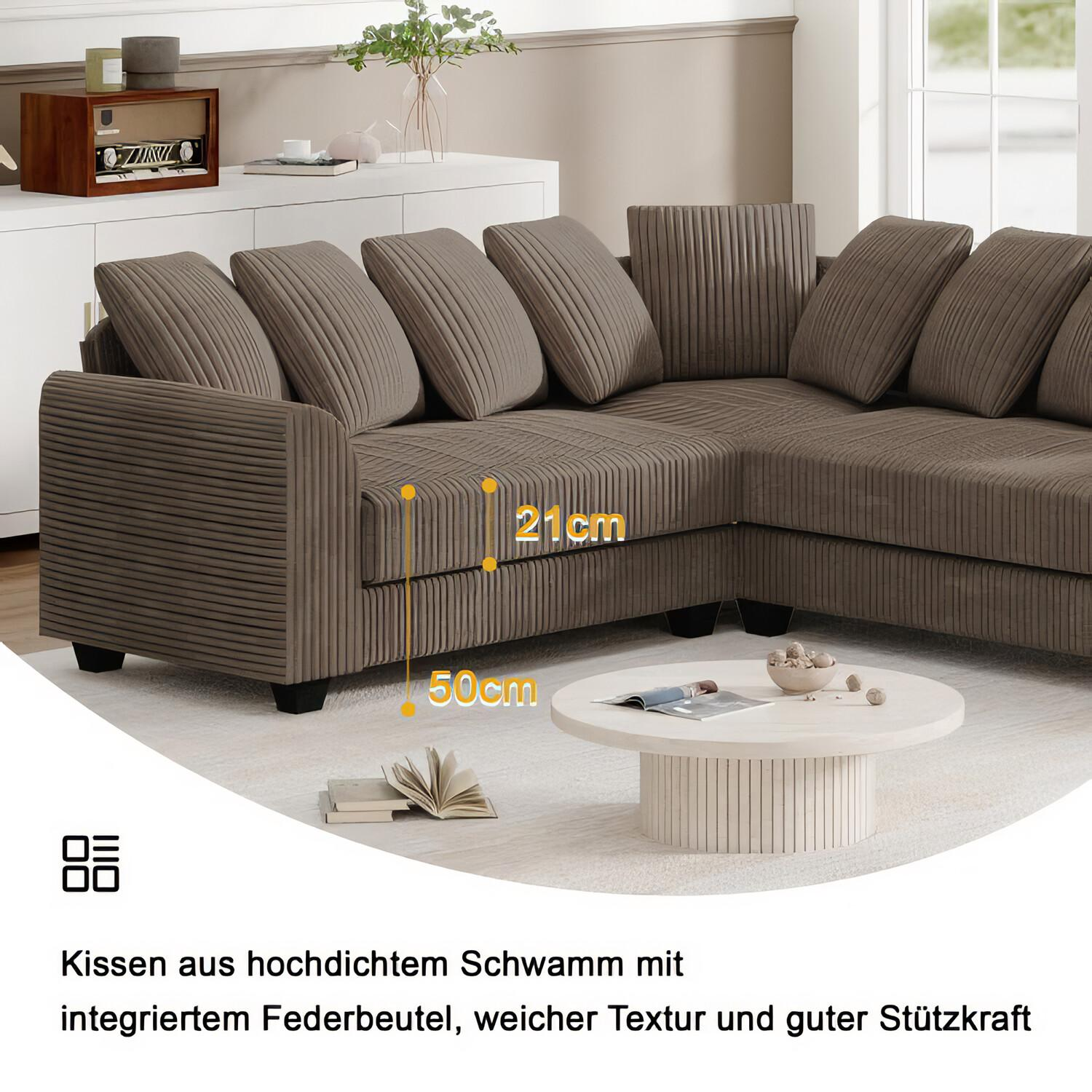Ein braunes Ecksofa mit einem weißen Teppich und einem kleinen weißen Tisch mit einem Buch und Objekten.