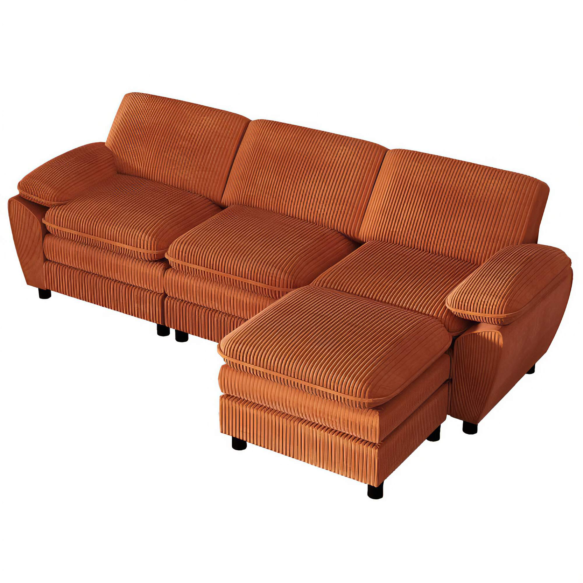 Orangefarbenes Cord-Ecksofa auf weißem Hintergrund. Es hat eine Chaiselongue und schwarze Füße.