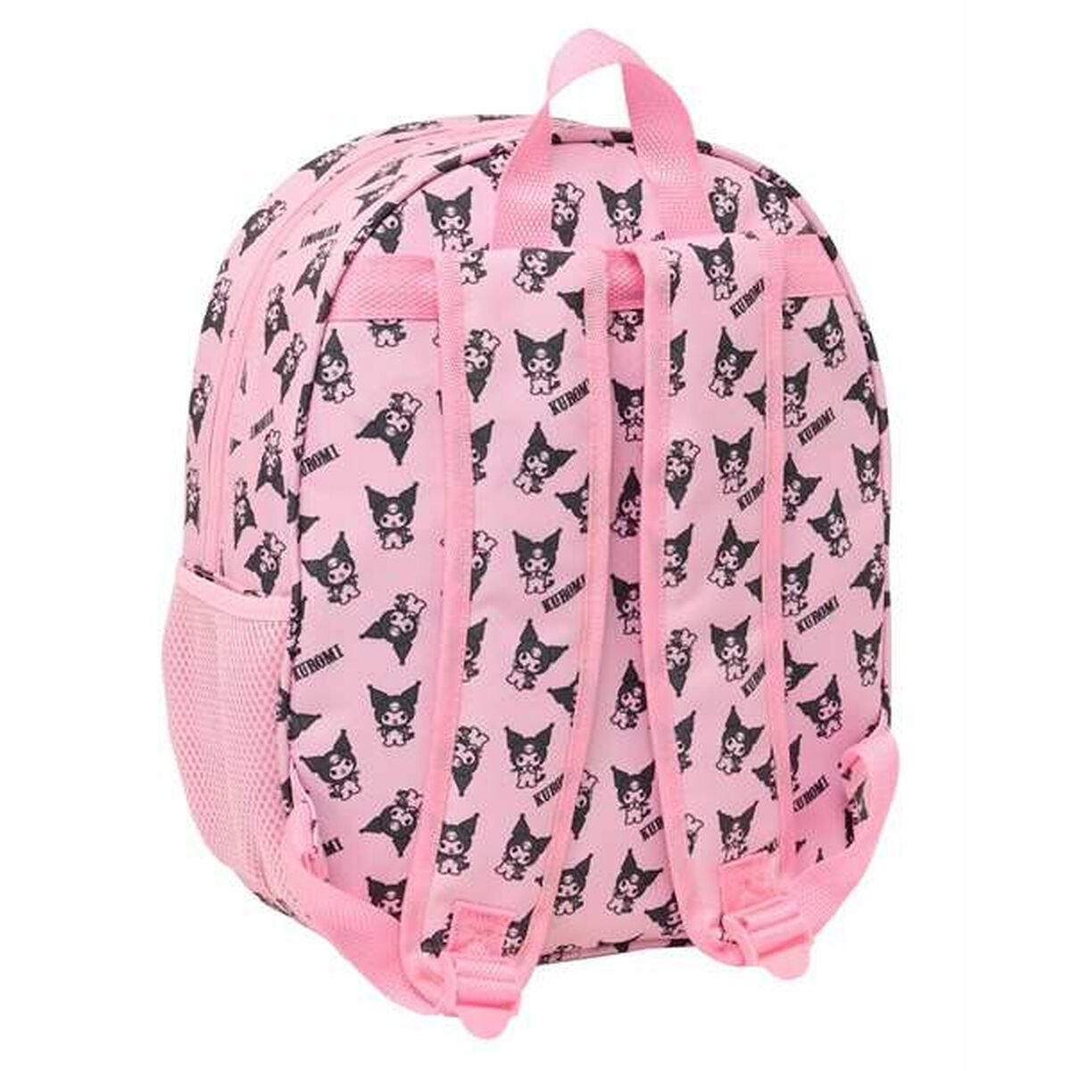 Różowy plecak z powtarzającym się czarnym nadrukiem postaci Kuromi, z różowymi paskami i siatkową kieszenią.