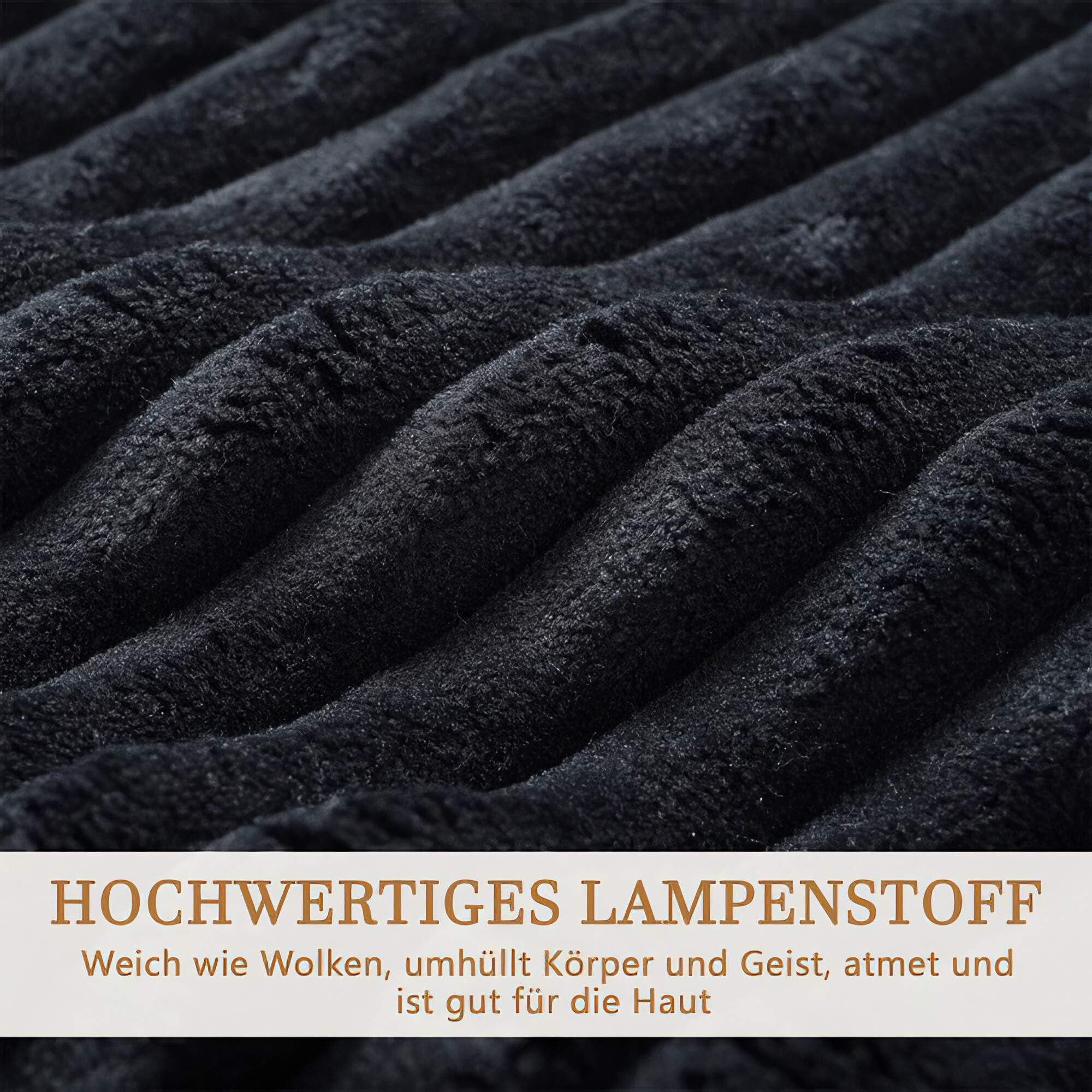 Nahaufnahme von schwarzem Stoff mit gerippter Textur. Der Boden hat Text auf Deutsch.