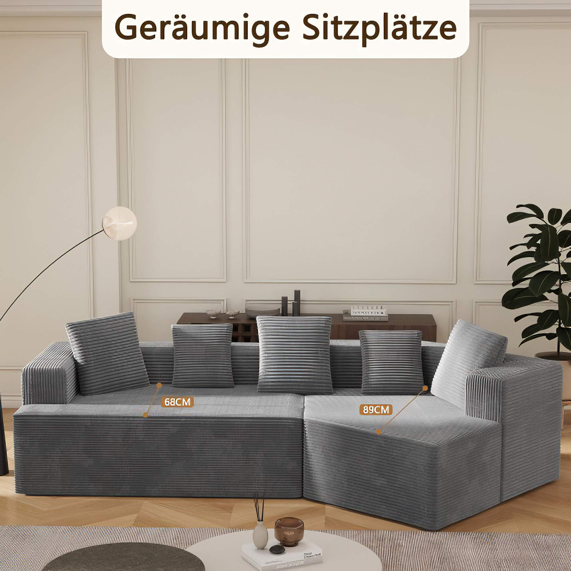 Graues Ecksofa mit Kissen und Text.