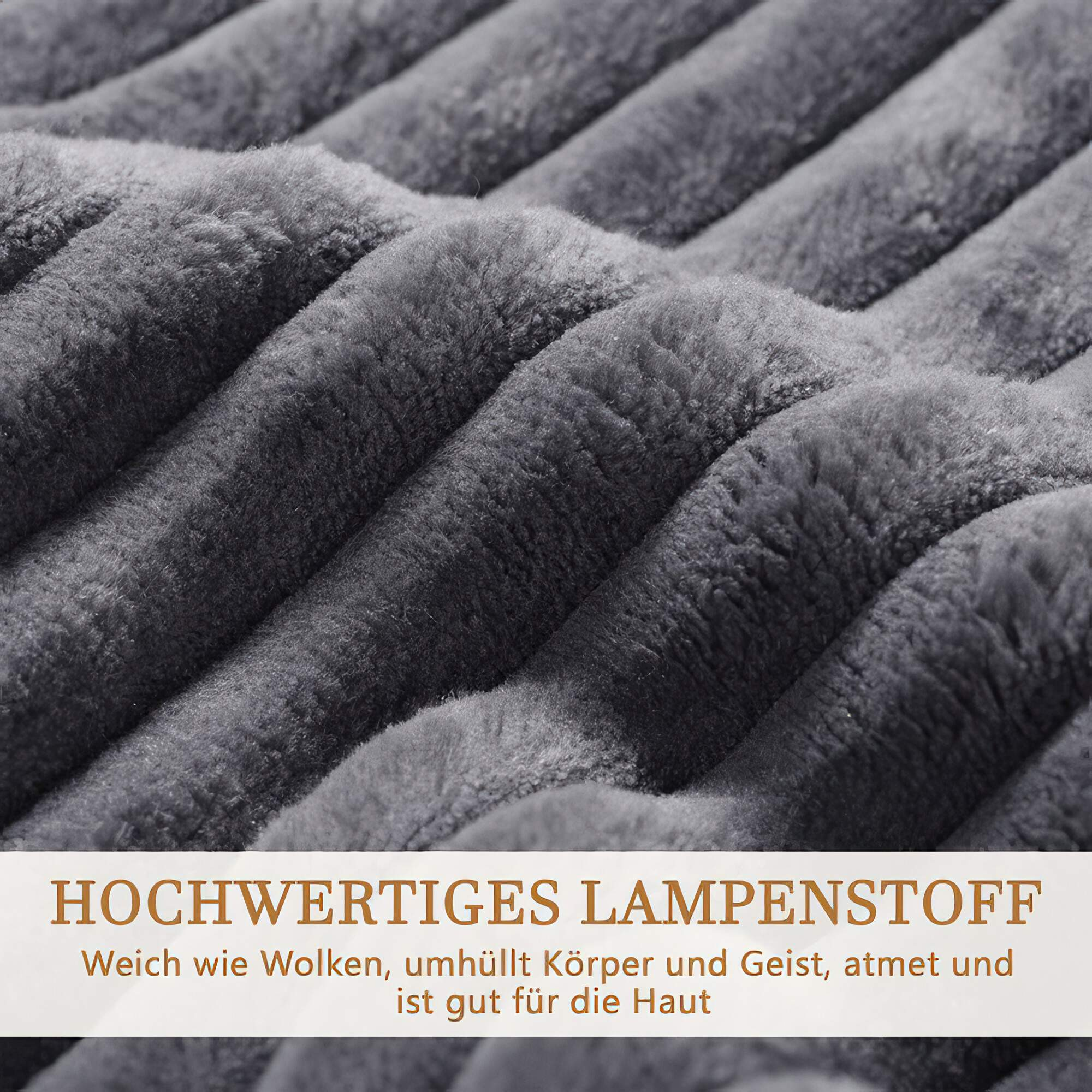 Nahaufnahme eines weichen, grauen Cordstoffs mit vertikalen Rippen. Text auf Deutsch unten.