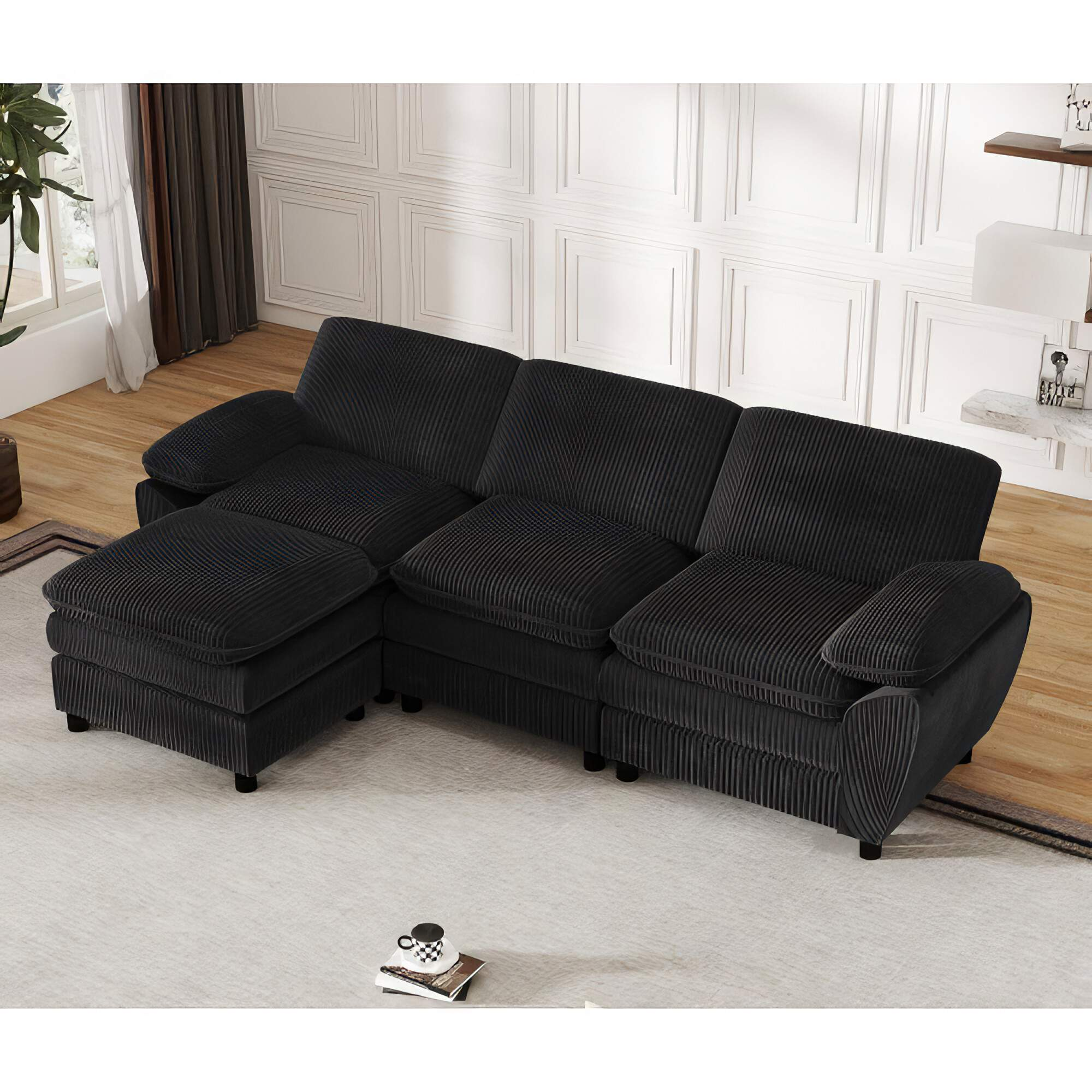 Schwarzes Ecksofa mit Chaiselongue. Es hat ein modernes Design und steht in einem Raum mit Teppich.