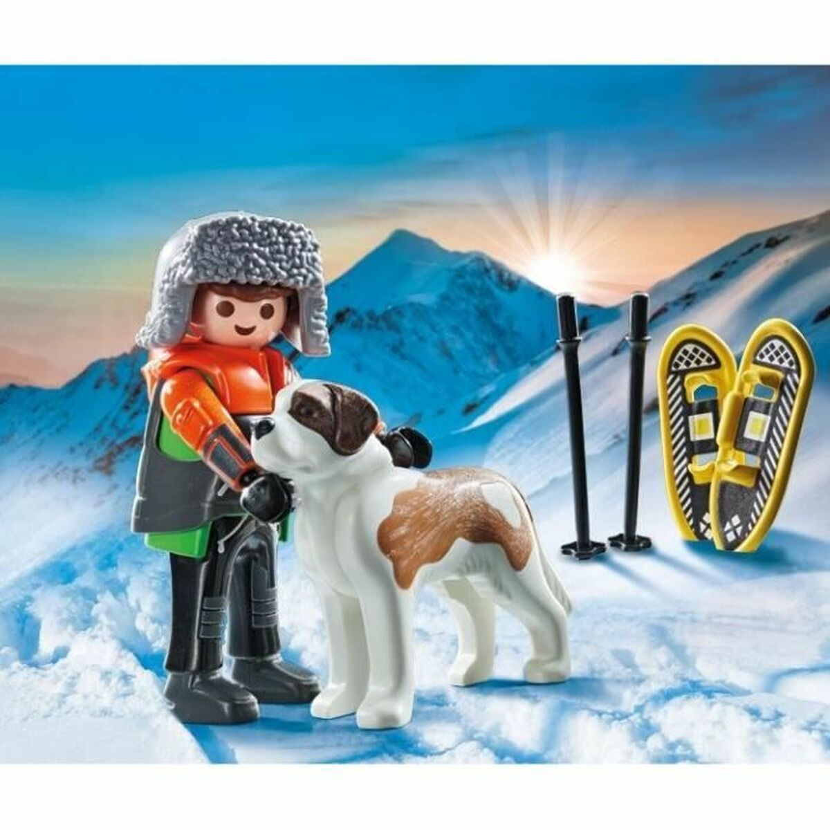 Figurka Playmobil z psem w zaśnieżonej scenerii górskiej. Figurka ma na sobie odzież zimową.