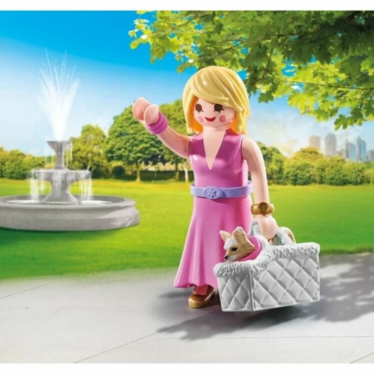Figurka Playmobil kobiety z psem w parku z fontanną. Kobieta trzyma koszyk dla psa.