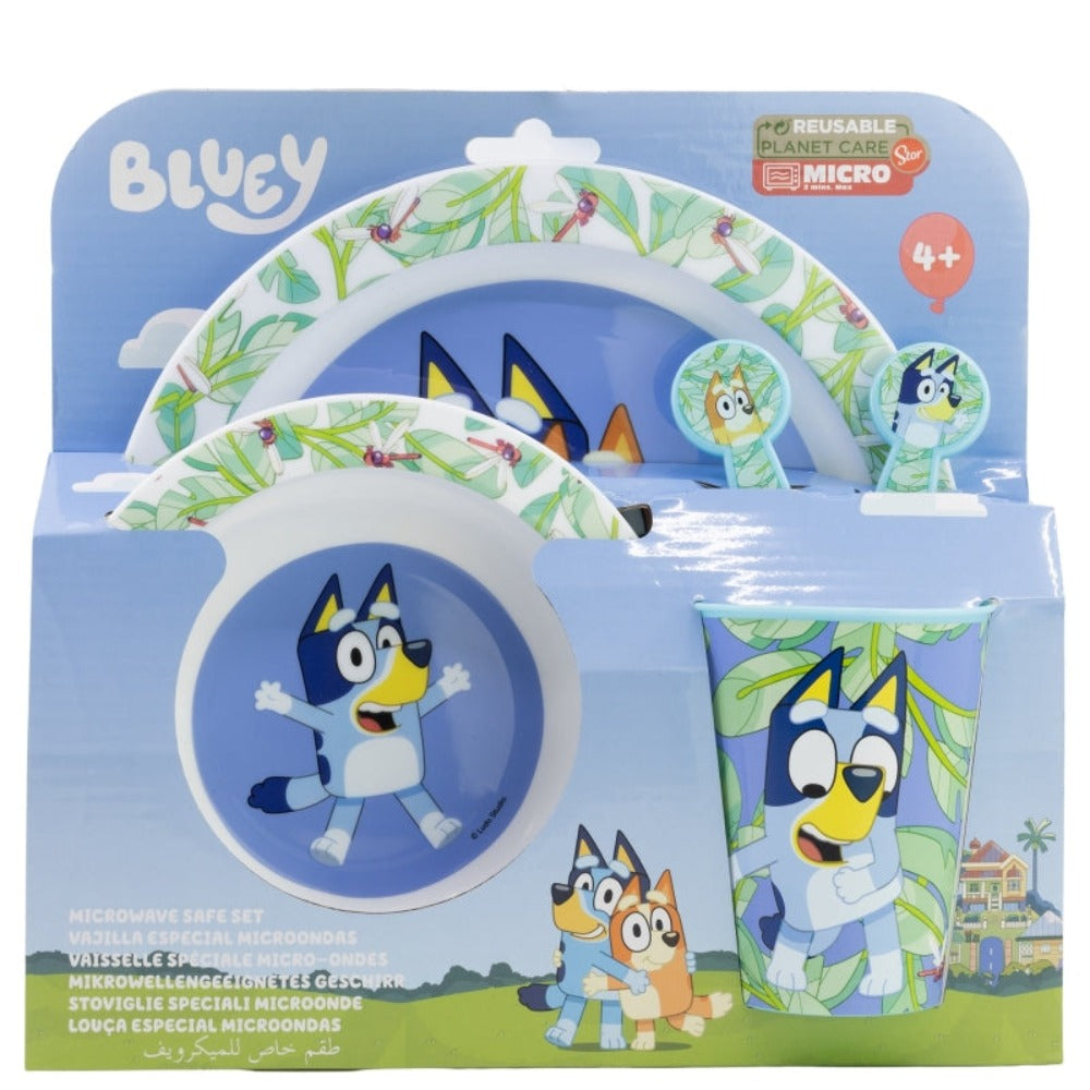 Un set di piatti a tema Bluey, adatto al microonde, nella confezione, con i personaggi di Bluey e Bingo sui piatti e sulla tazza.