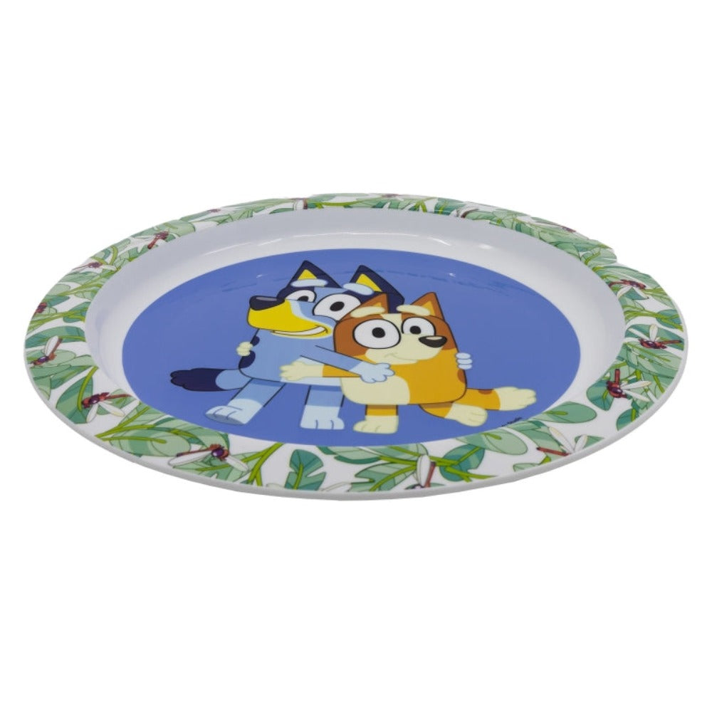 Un piatto con Bluey e Bingo che si abbracciano su uno sfondo blu, circondato da un bordo con motivo di foglie.