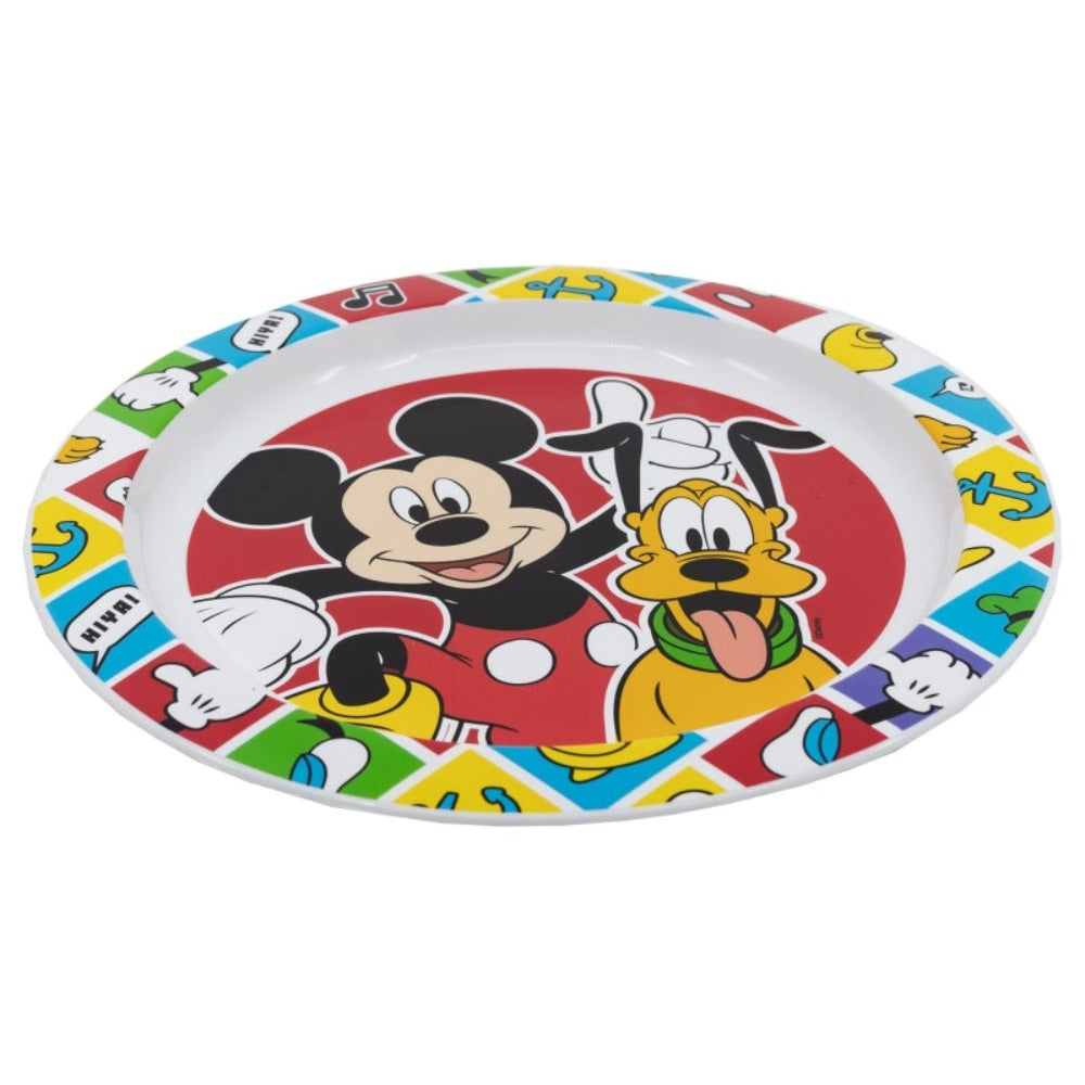 Ein Teller mit Mickey Mouse und Pluto auf rotem Hintergrund, umgeben von bunten Formen und Symbolen.