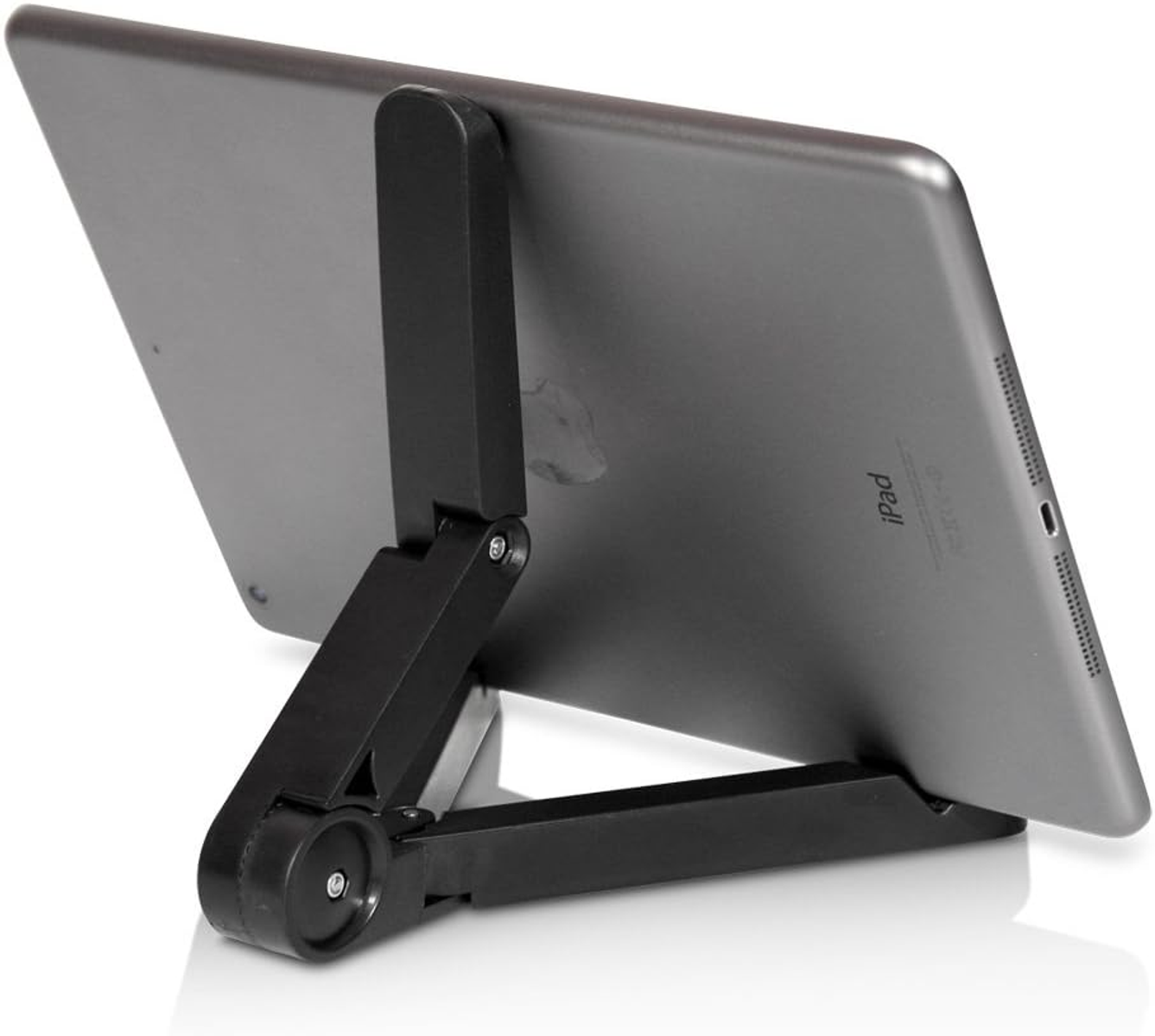 Un iPad gris se apoya en un soporte plegable negro. El iPad está en ángulo, mostrando la parte trasera y la pantalla.