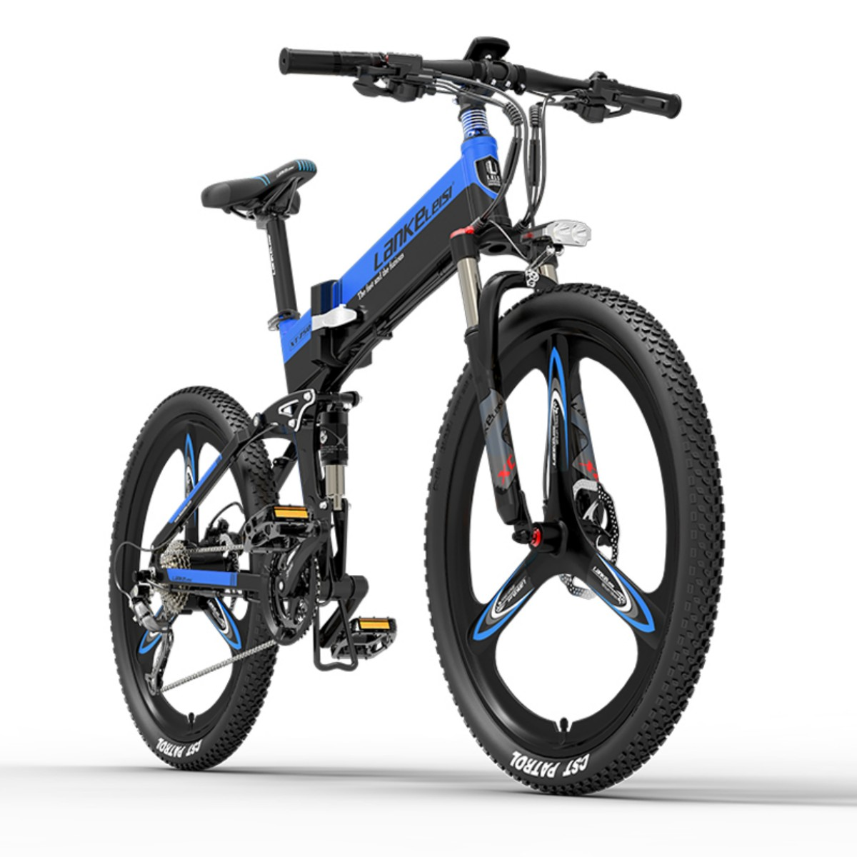 Czarno-niebieski elektryczny rower górski. Ma duże koła i widoczną baterię.