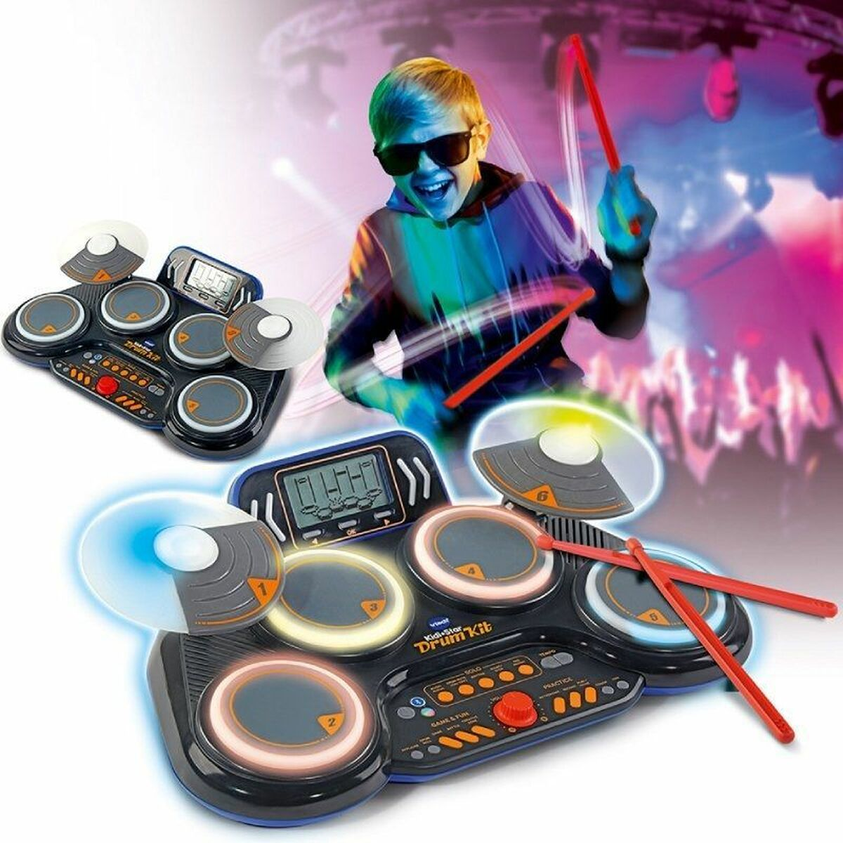 Ein Junge mit Sonnenbrille spielt ein Schlagzeug. Trommeln und Becken sind aufgebaut. Der Hintergrund hat bunte Lichter.