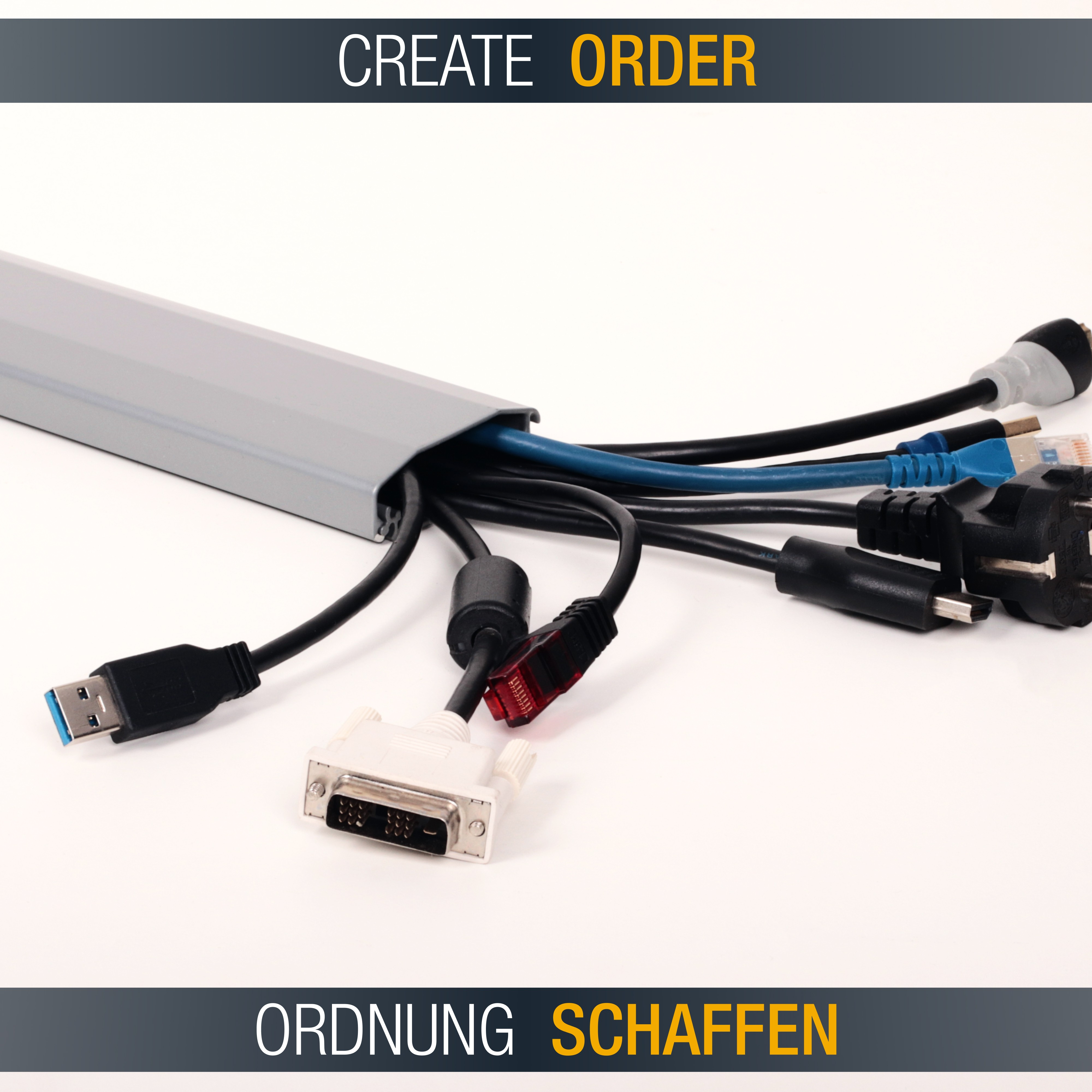 Verschiedene Computerkabel und -anschlüsse, die ordentlich in einem Kabelorganisator auf einer weißen Oberfläche angeordnet sind.