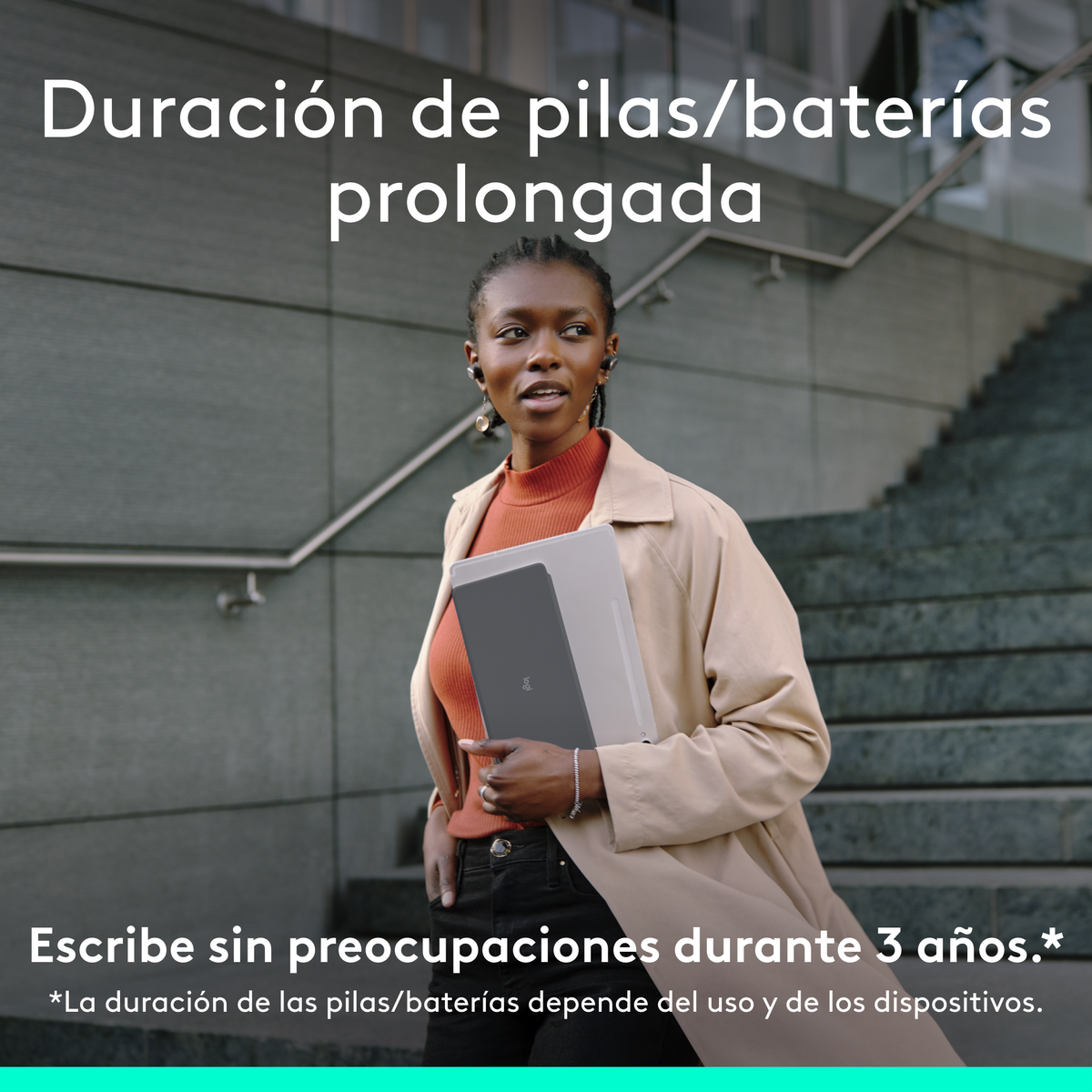Una mujer sosteniendo una tableta, de pie frente a un edificio, con texto en español sobre la duración de la batería.