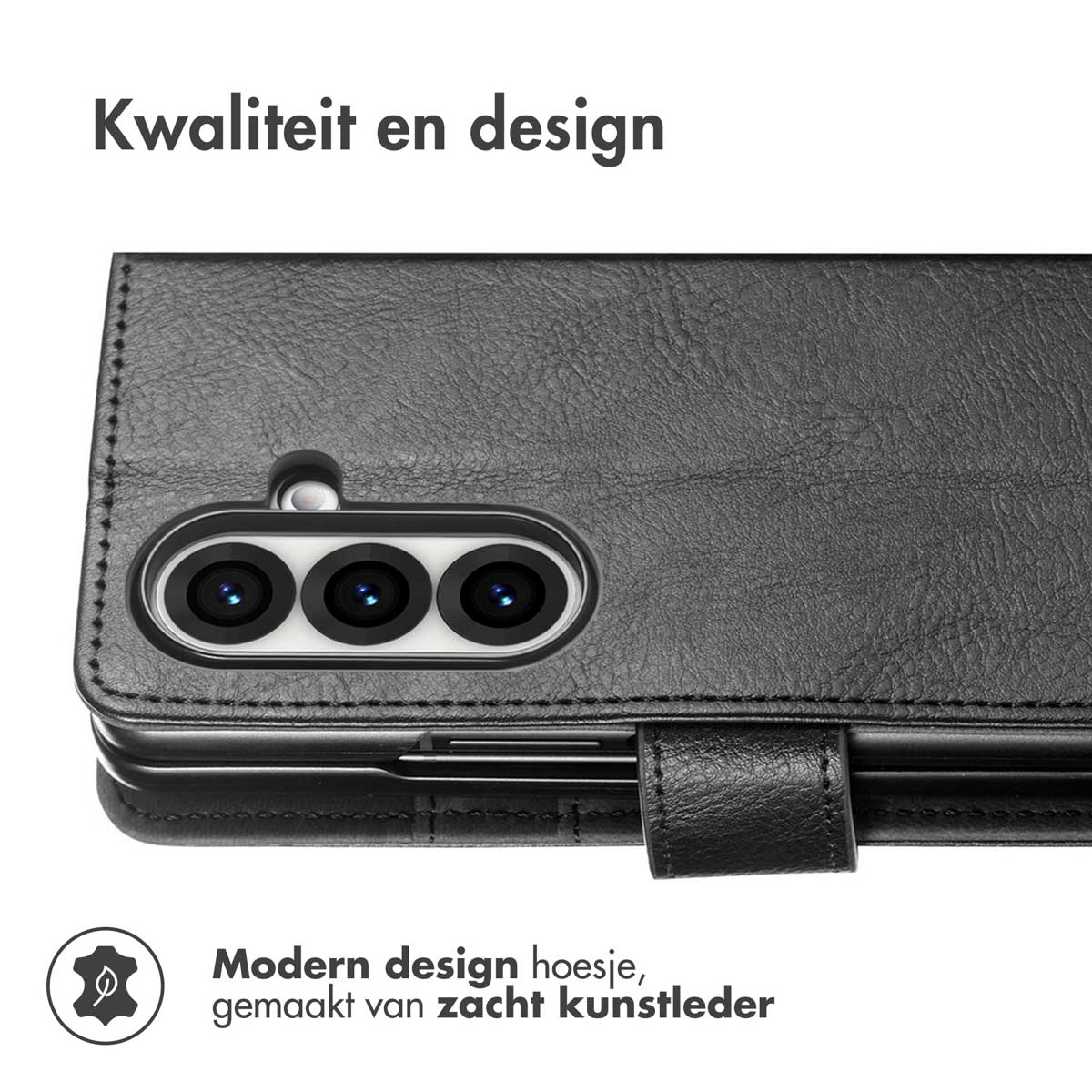 Een zwarte leren telefoonhoes met een sluiting, de telefoon is opgevouwen en wordt op een witte achtergrond weergegeven.