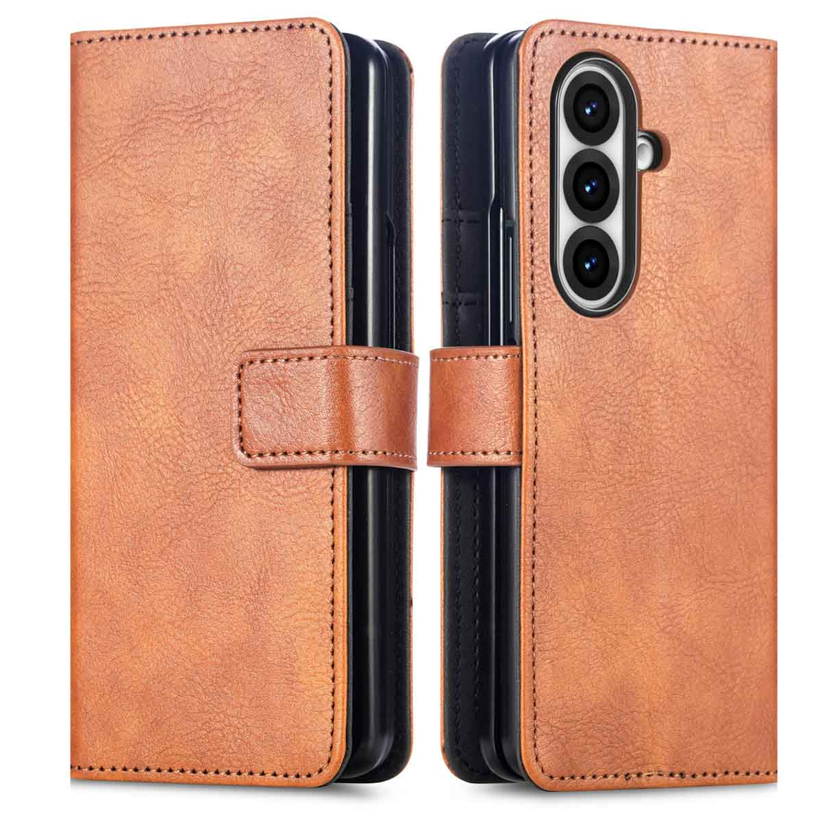 Een bruine leren telefoonhoes, gesloten en open, met drievoudige camera.