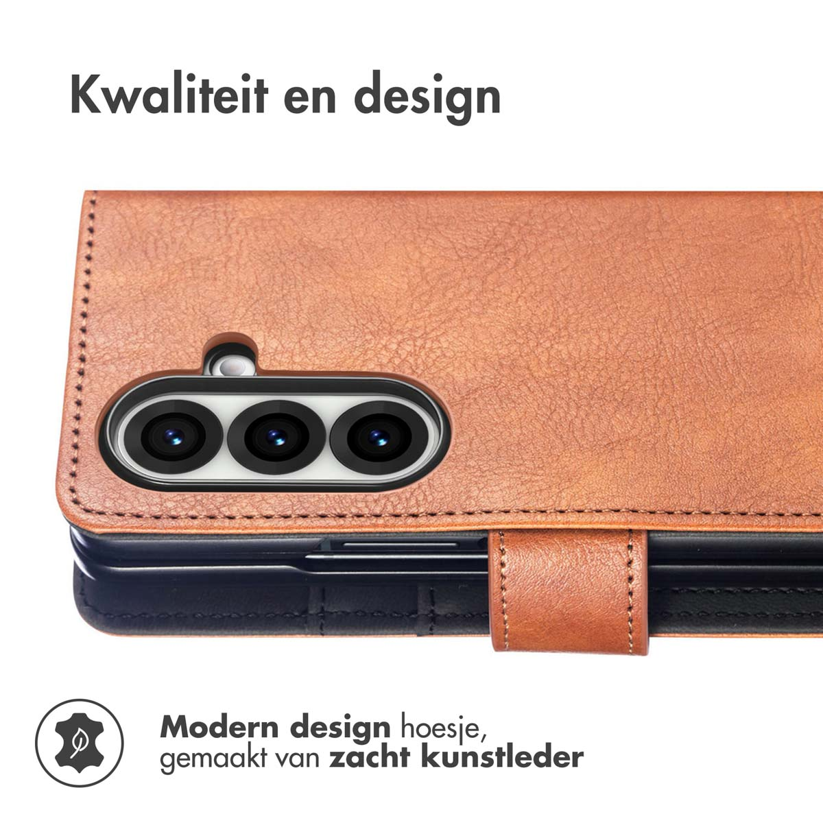Een close-up van een telefoonhoesje met een leertextuur en een drievoudige camera.