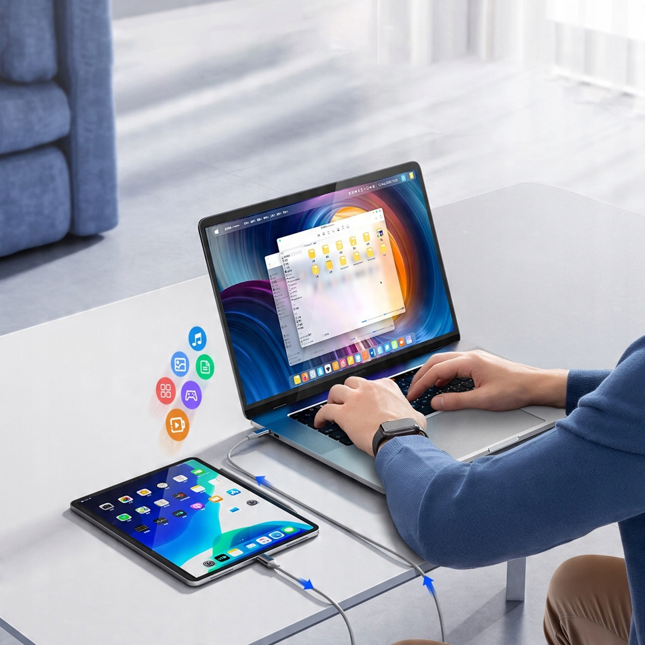 Laptop und Tablet mit Kabel verbunden, zeigt eine Dateiübertragungsoberfläche, auf weißem Tisch.