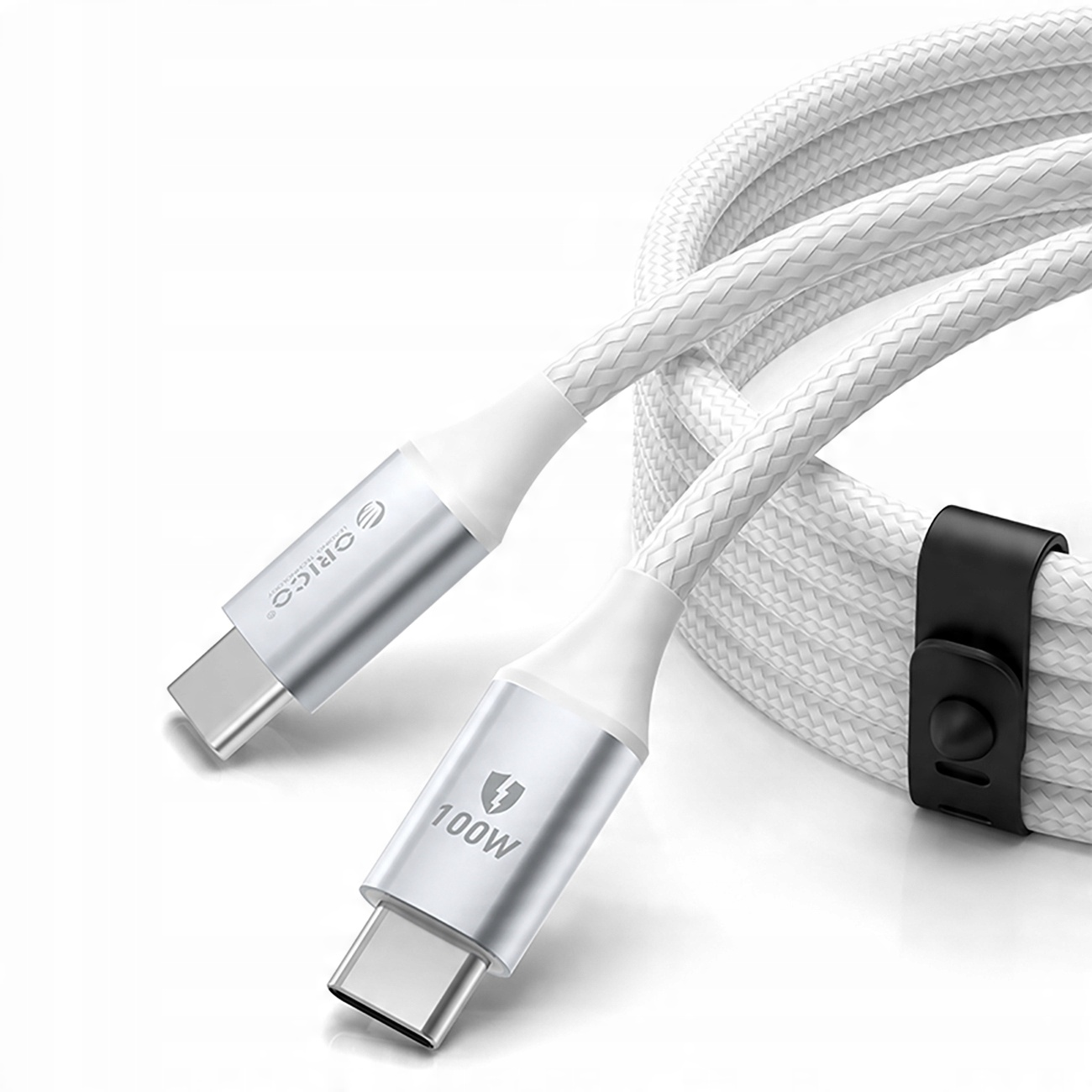 Ein weißes USB-C-Kabel mit silbernen Steckern und den Logos 'ORICO' und '100W' auf weißem Hintergrund.