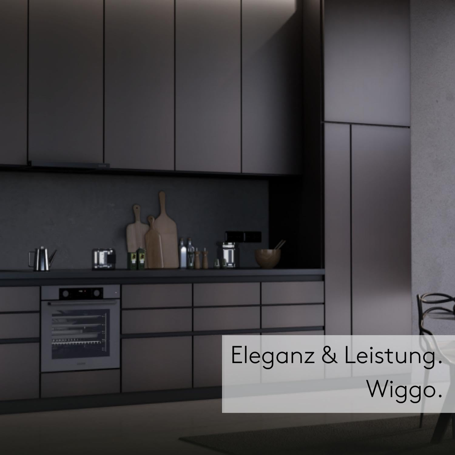 Intérieur de cuisine sombre avec armoires noires, four et planches à découper en bois. Texte : Eleganz & Leistung.