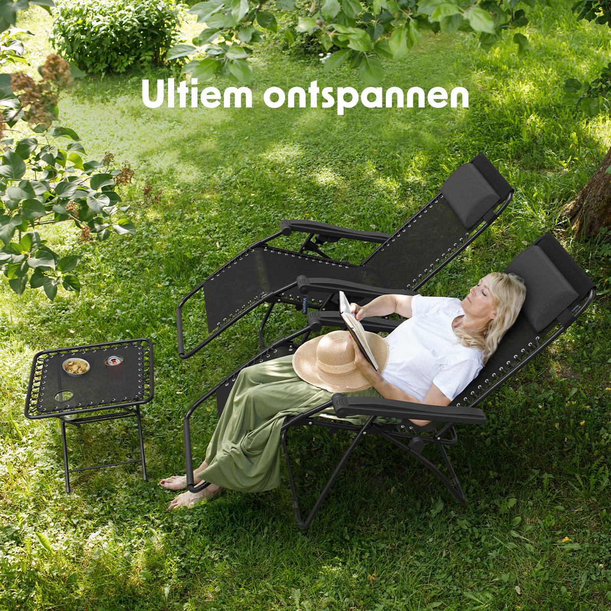 Vrouw ontspant op zwarte zero-gravity stoel, leest boek, met een kleine tafel en een andere stoel.