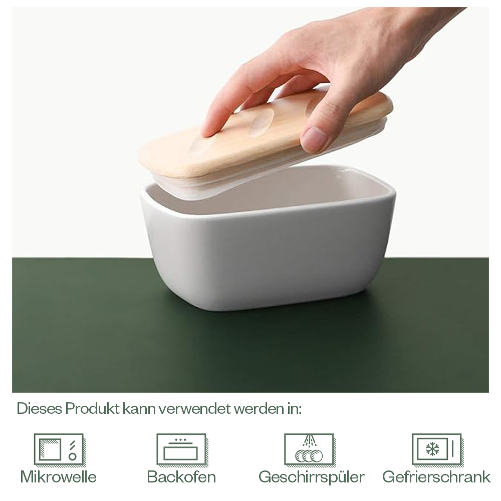 Una mano che posiziona un coperchio in legno su una burriera bianca, con icone sottostanti.