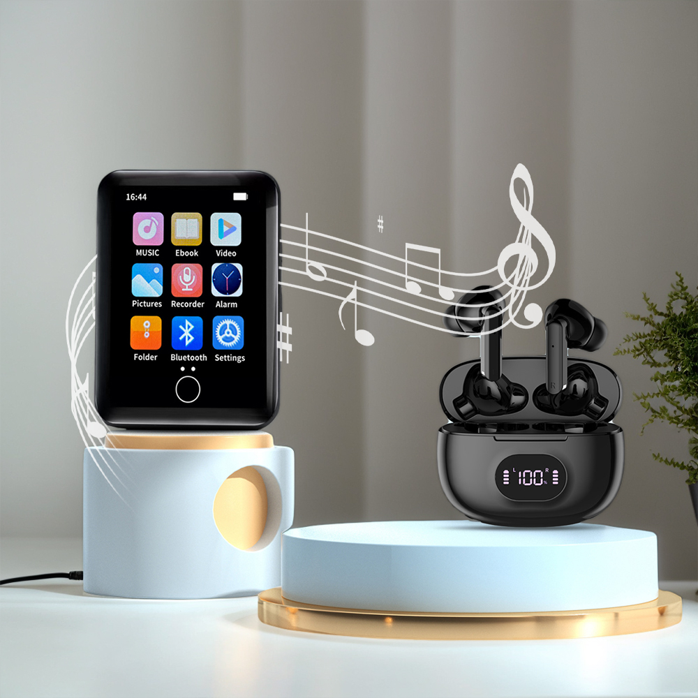 Schwarzer MP3-Player mit Symbolen und Ohrhörern auf einem weißen Podest mit Noten, auf weißem Hintergrund.