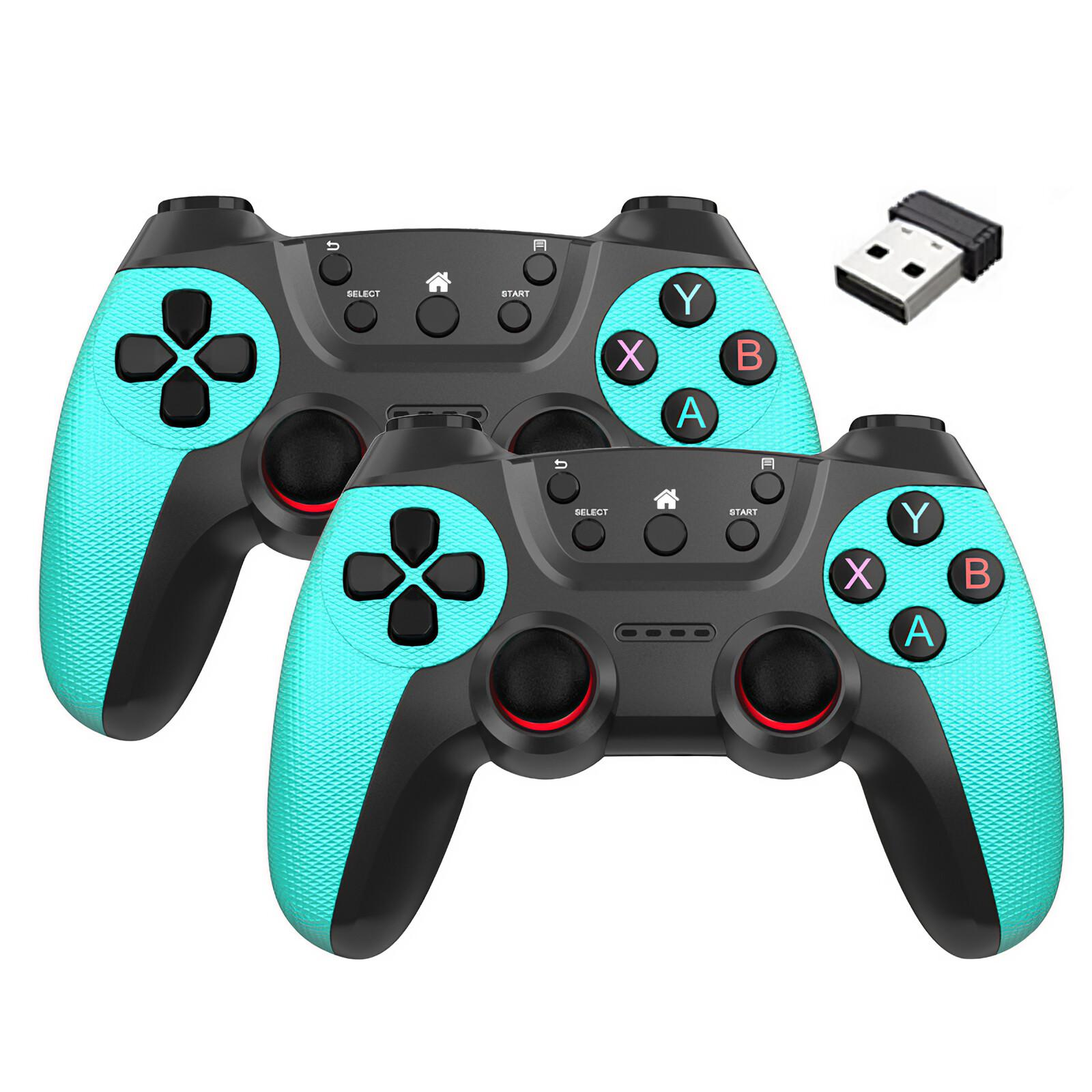 Zwei schwarze Gamecontroller mit türkisfarbenen Akzenten, Knöpfen und USB-Empfänger auf weißem Hintergrund.