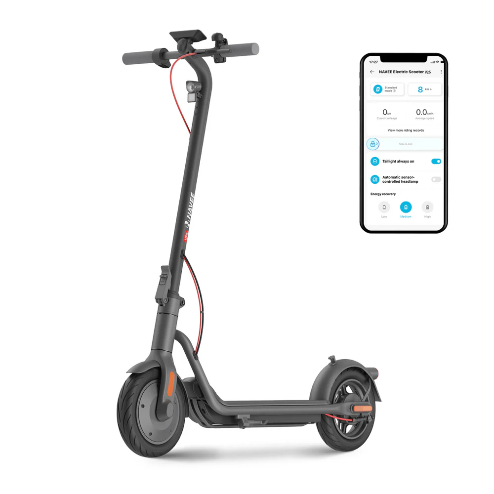 Un scooter eléctrico gris con pantalla digital sobre fondo blanco. Un smartphone muestra la app del scooter.