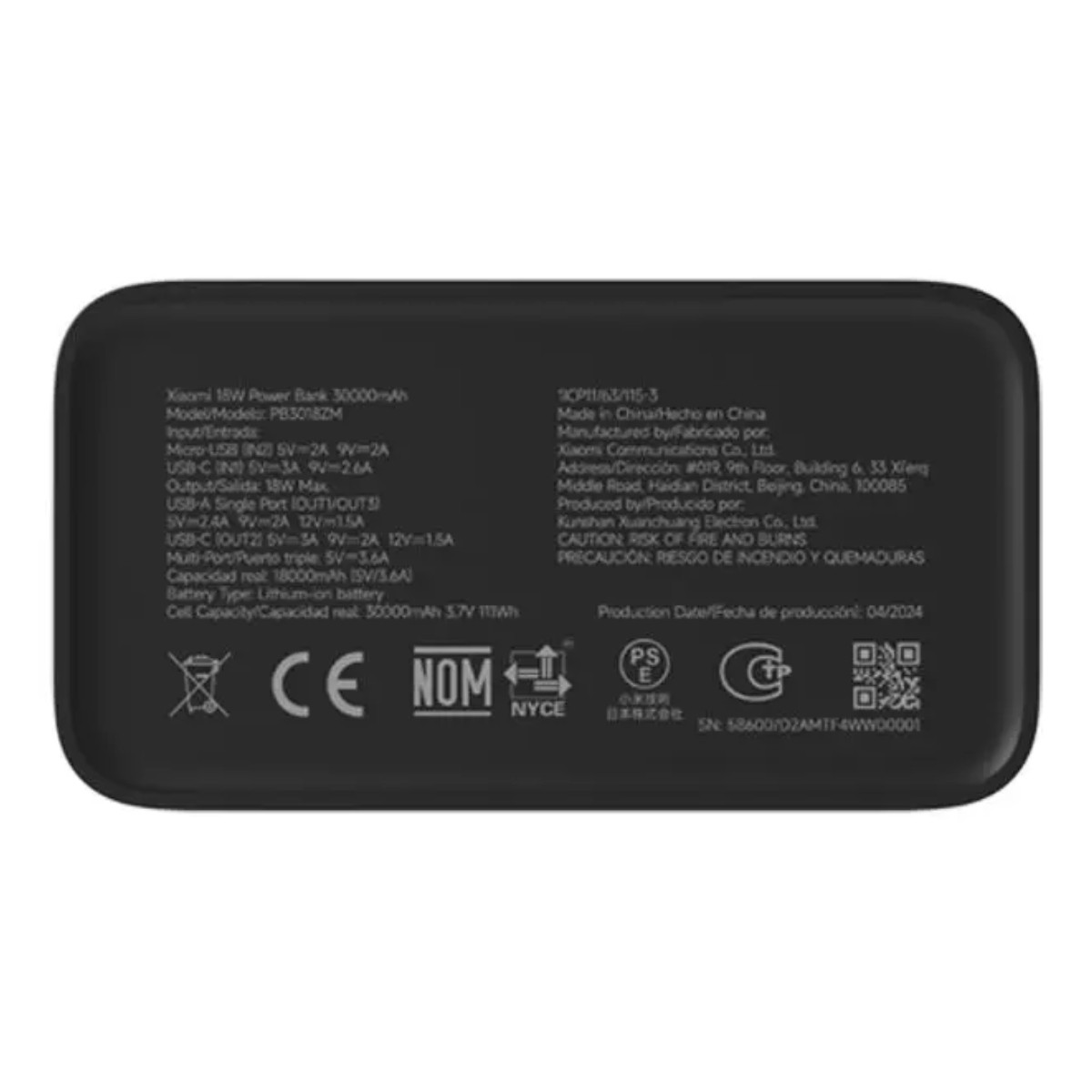 Czarny power bank Xiaomi ze specyfikacjami technicznymi i certyfikatami wydrukowanymi na powierzchni, na białym tle.