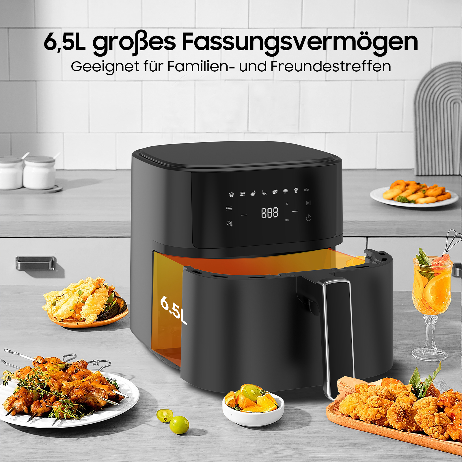 Eine schwarze Heißluftfritteuse mit Lebensmitteln auf einer Theke. Text: "6,5L großes Fassungsvermögen".