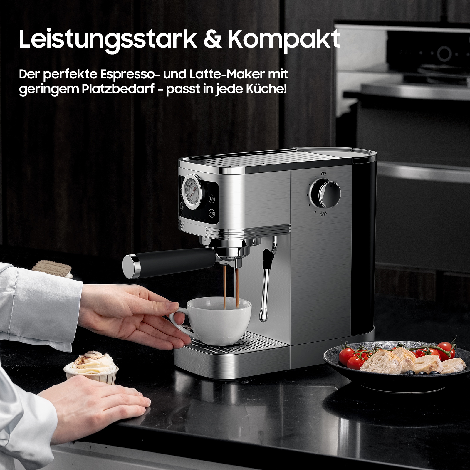 Eine silberne Espressomaschine, die Kaffee in eine weiße Tasse gießt, mit Essen auf der Theke.