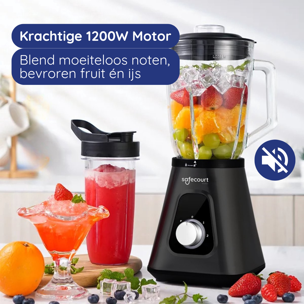 Een blender met fruit en ijs, een to-go-container en een glas sap. De blender is zwart.