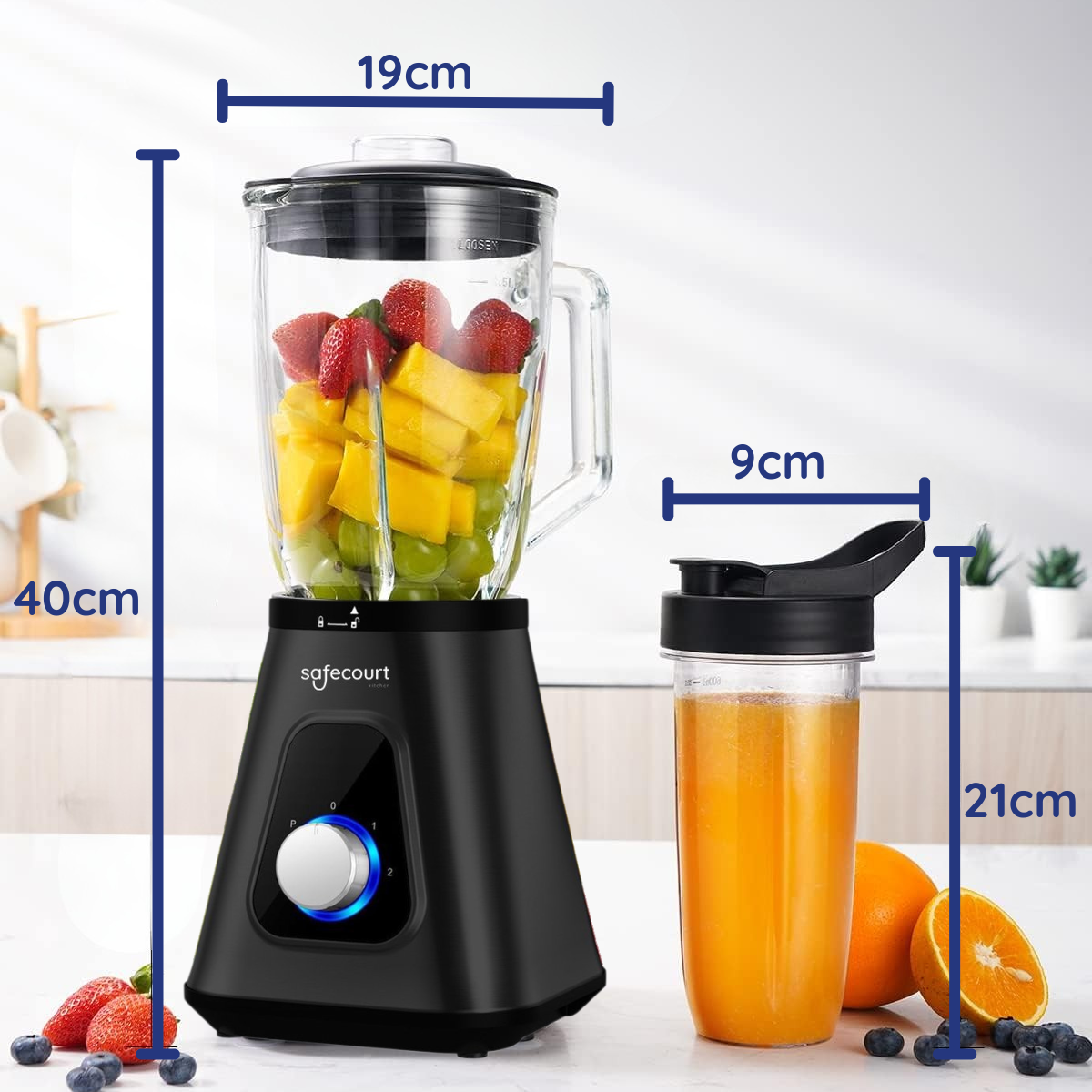 Zwarte blender met afmetingen. Mango en aardbeien in de blender.