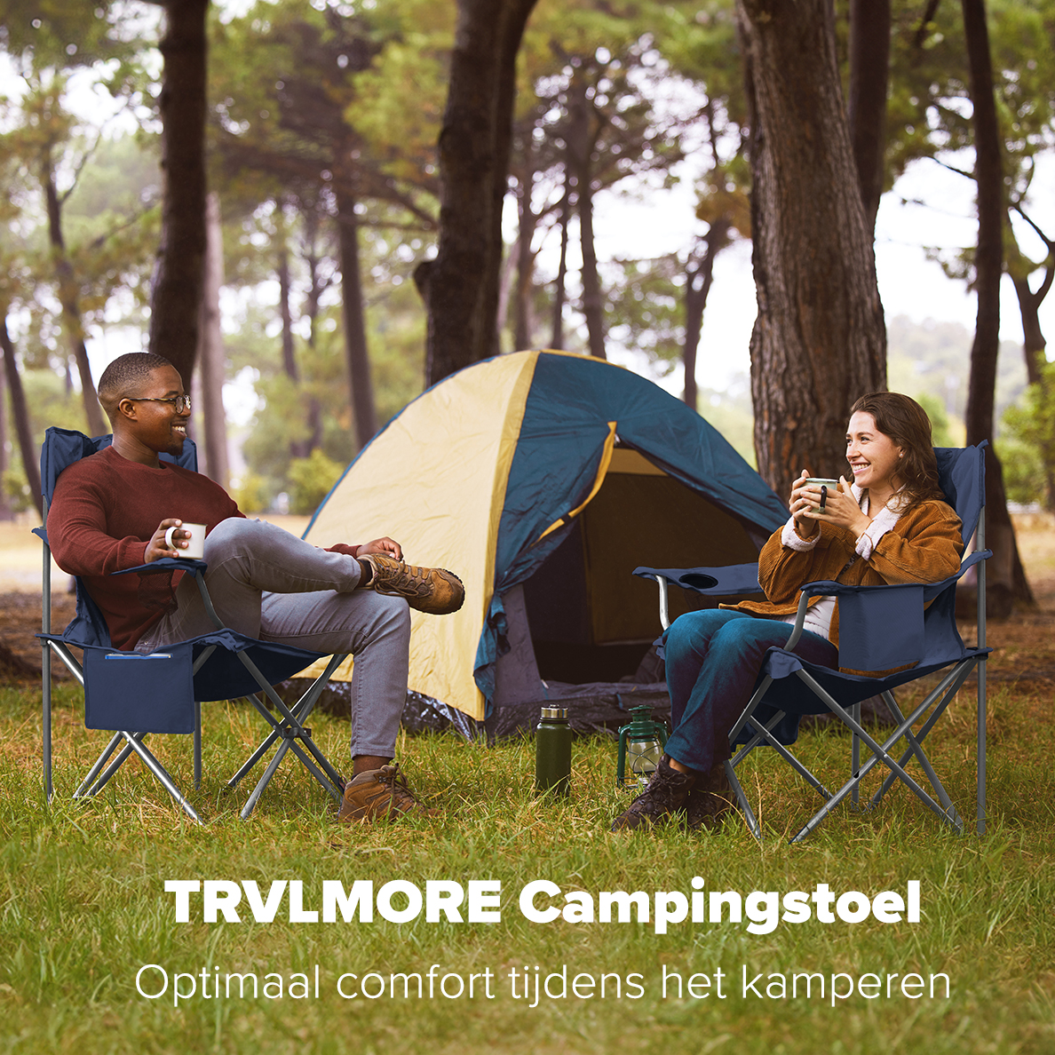 Two people in camping chairs near a tent in a forest. Text at the bottom: 'TRVLMORE Campingstoel'.