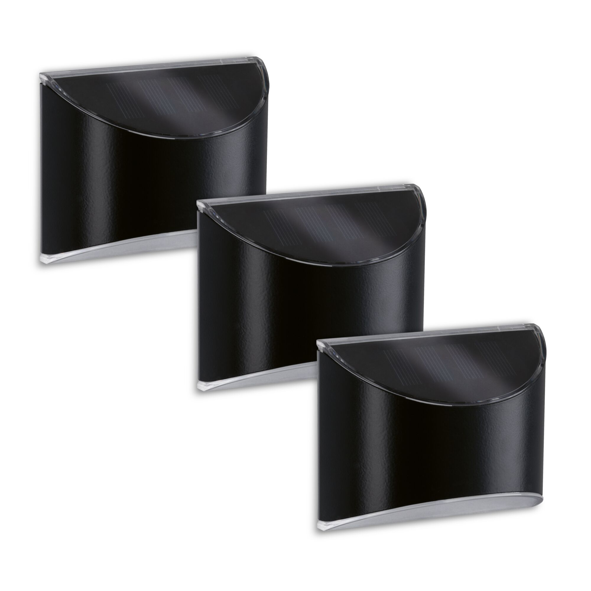 Trzy czarne lampy solarne na białym tle. Lekko pochylone.