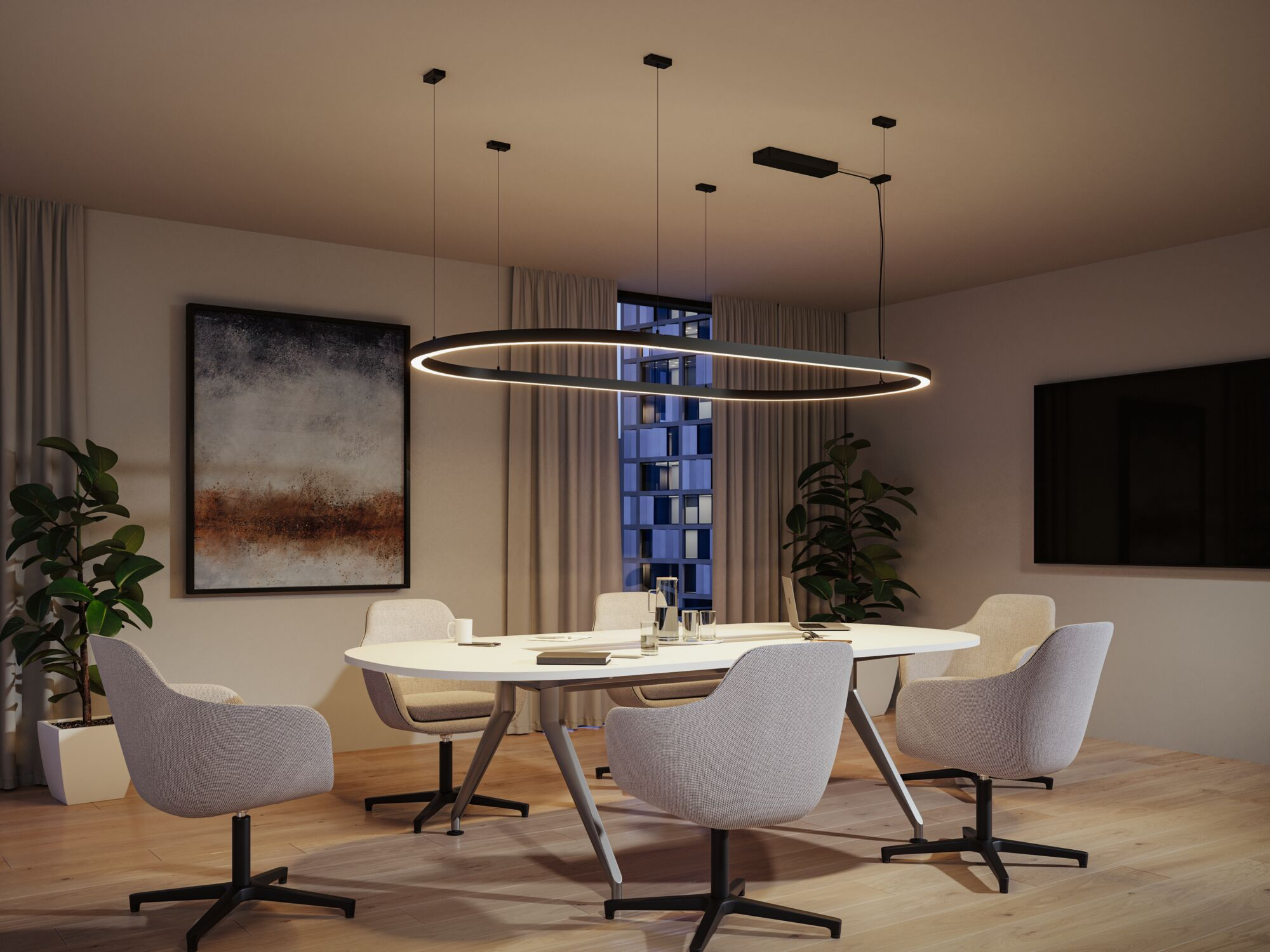 Modernes Büro mit ovaler Leuchte, Tisch, Stühlen und Gemälde an der Wand.
