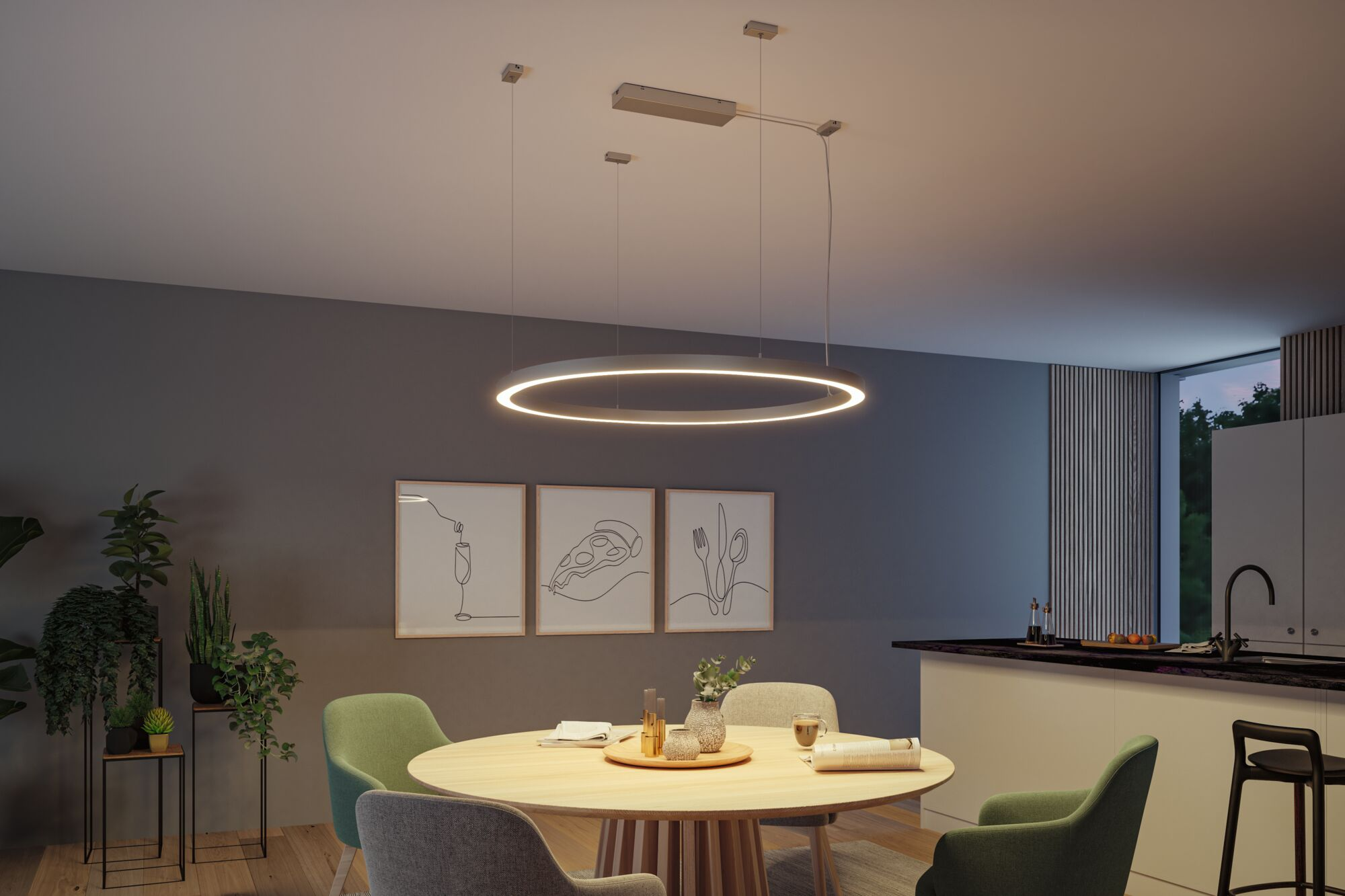Esszimmer mit rundem Tisch, Stühlen und großer ovaler Leuchte.