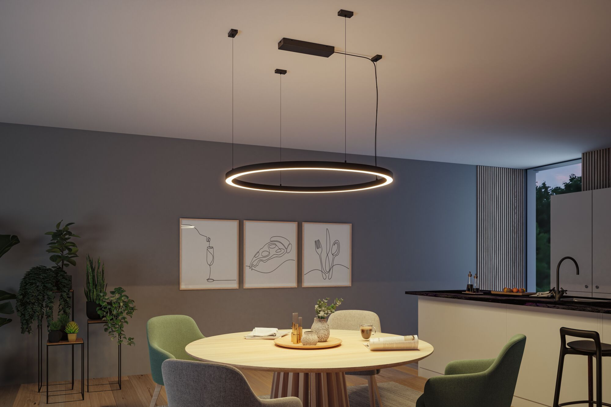Esszimmer mit rundem Tisch, Stühlen und ovaler Leuchte.