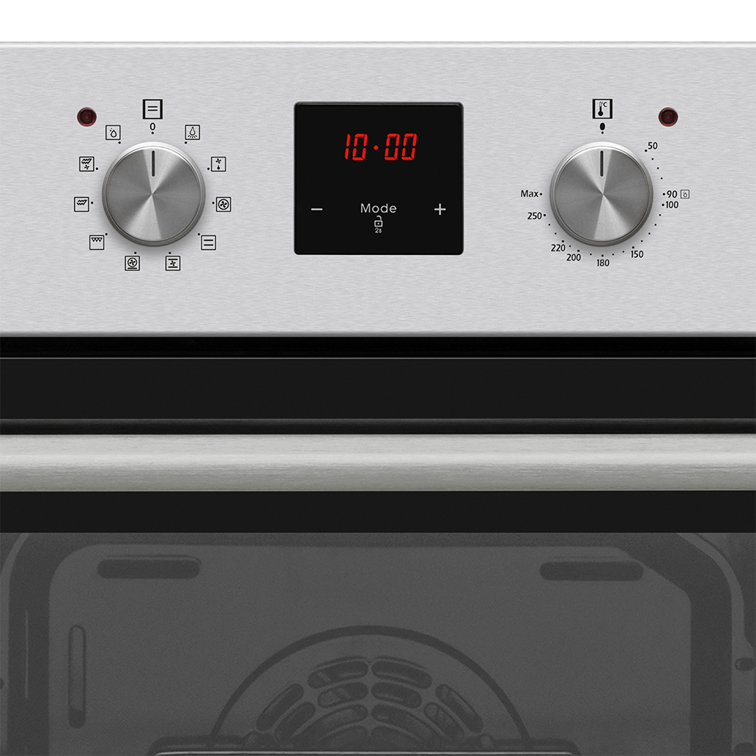 Primer plano del panel de control de un horno. Cuenta con diales, pantalla digital que muestra 10:00 y ajustes de temperatura.