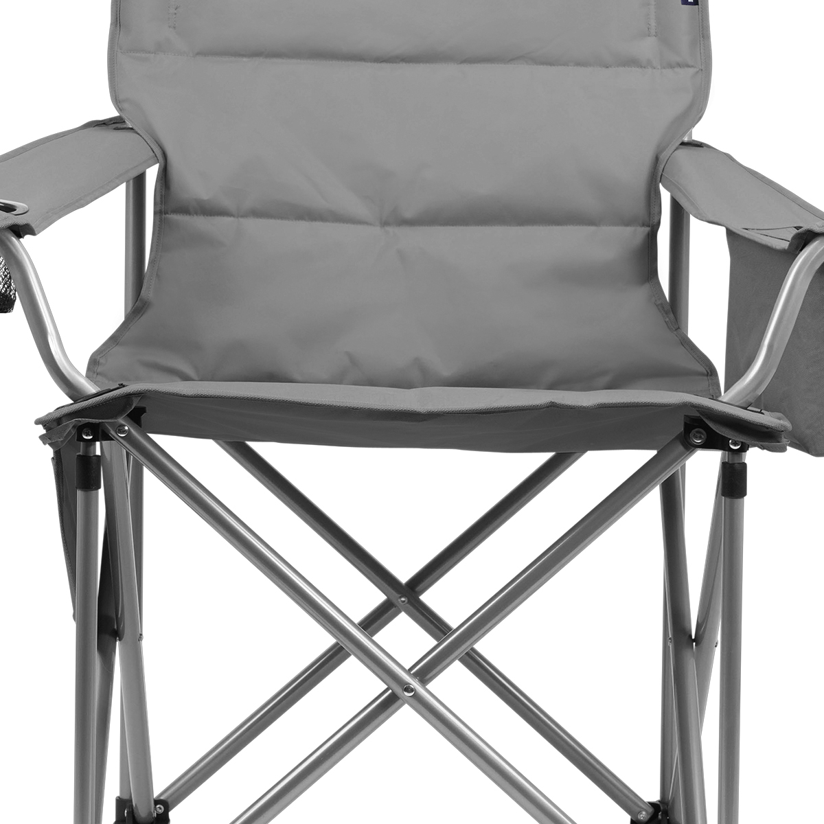 Gros plan sur une chaise de camping grise, montrant l'assise, le dossier, les accoudoirs et le cadre.