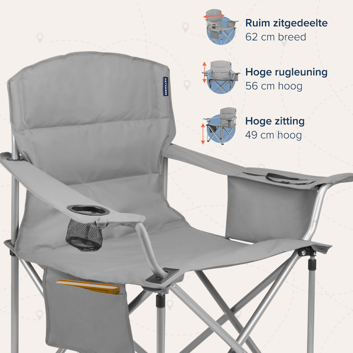 Gros plan sur une chaise de camping grise, montrant l'assise, le dossier, les accoudoirs, le porte-gobelet et la poche latérale.