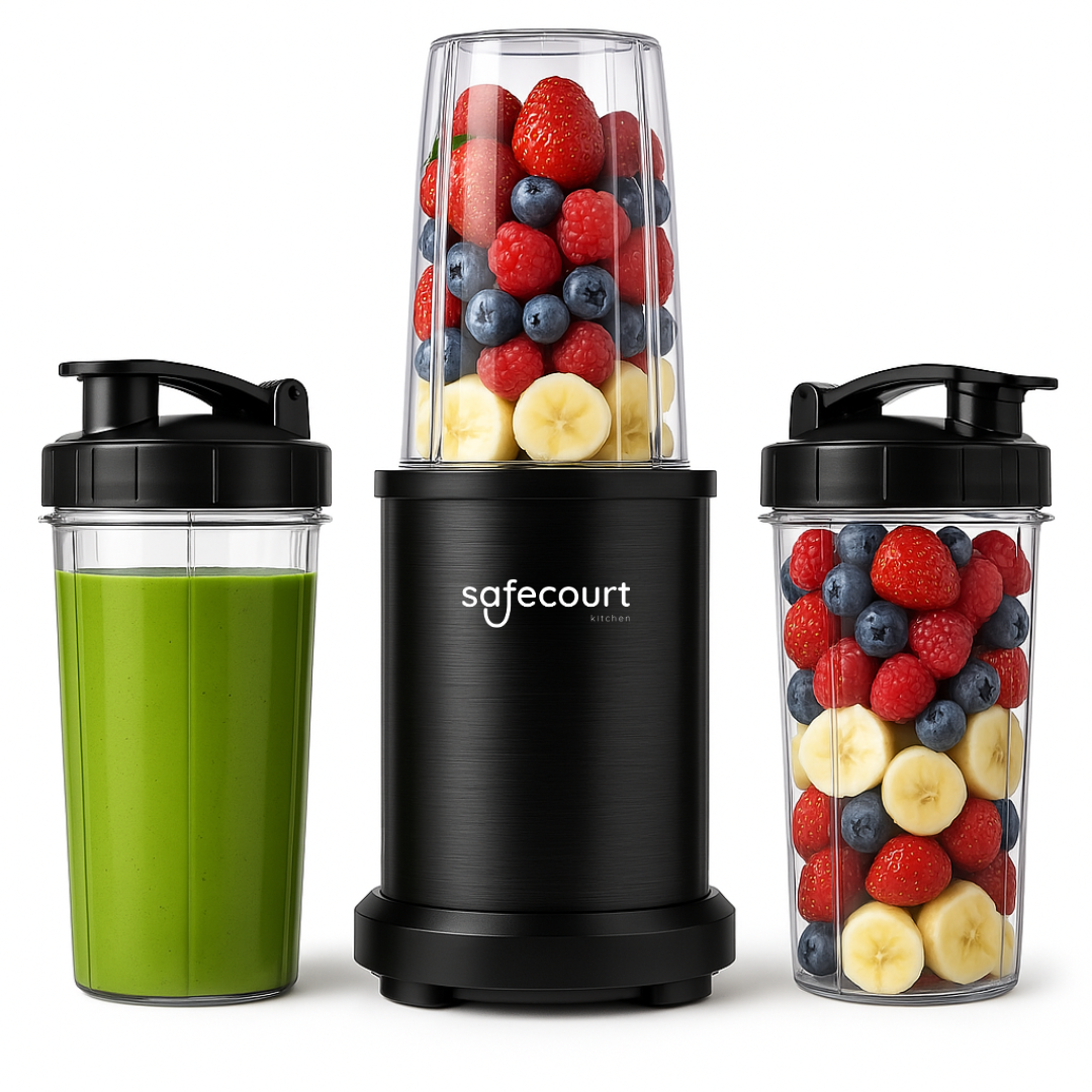 Een zwarte blender met een bak gemengde bessen en een aparte bak met groene smoothie.