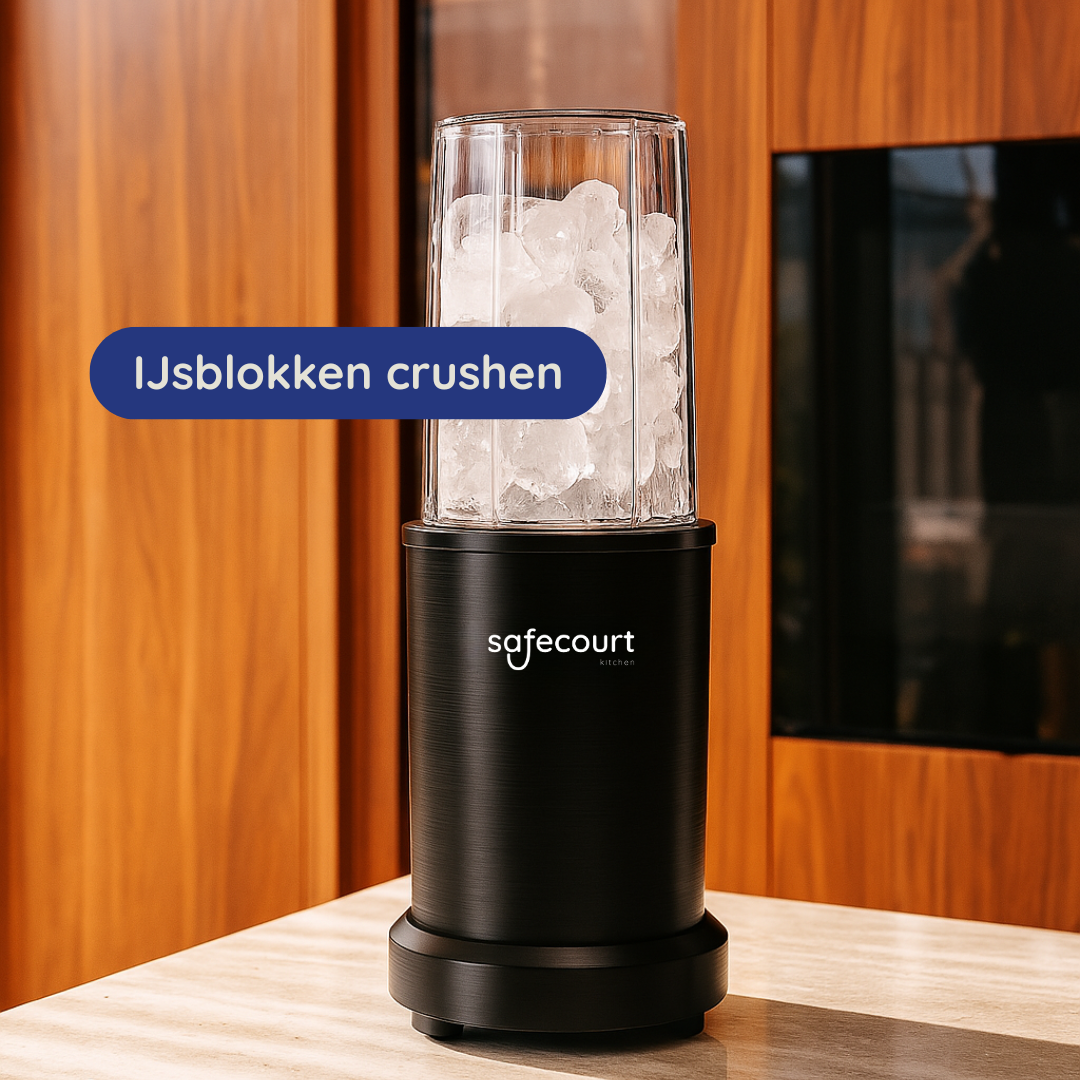 Zwarte blender met een bak vol ijsblokjes. Tekst overlay: "Ijsblokken crushen".