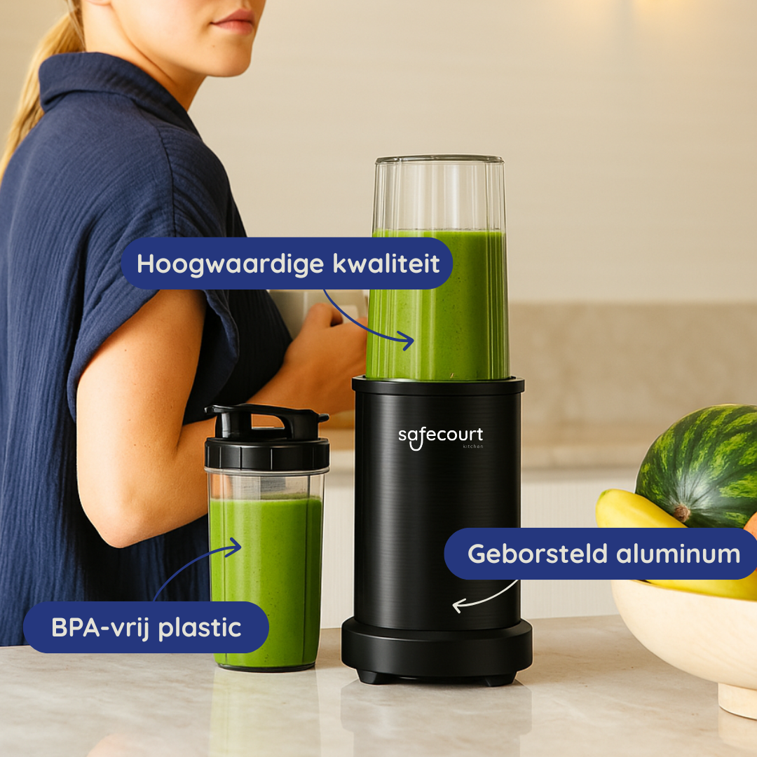 Een vrouw die een zwarte blender gebruikt met een groene smoothie in een beker en een fruitschaal.