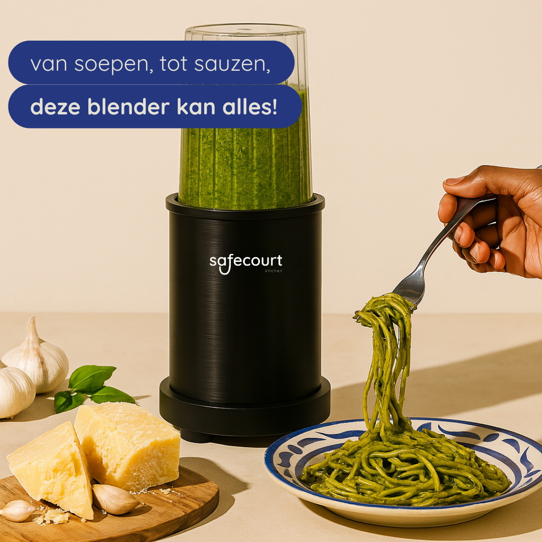 Blender met groene smoothie, spaghetti met pesto, kaas, knoflook en een vork.