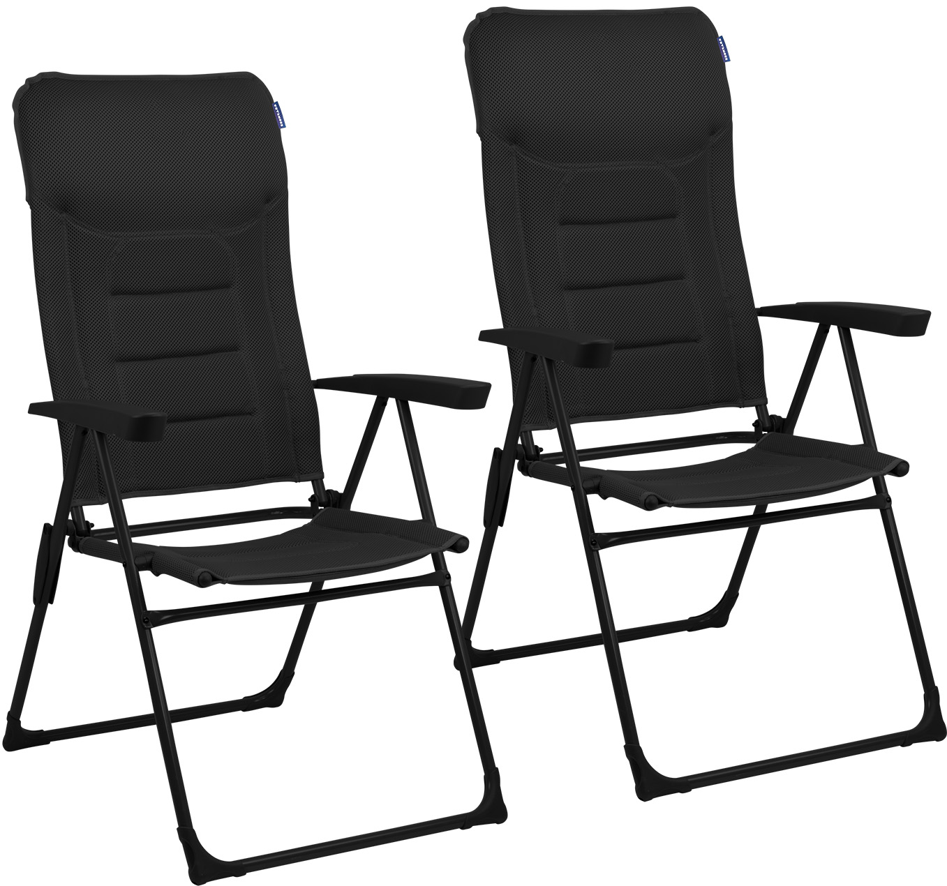 Twee zwarte klapstoelen worden getoond, met een zwart frame en een mesh zitting en rug. De achtergrond is wit.