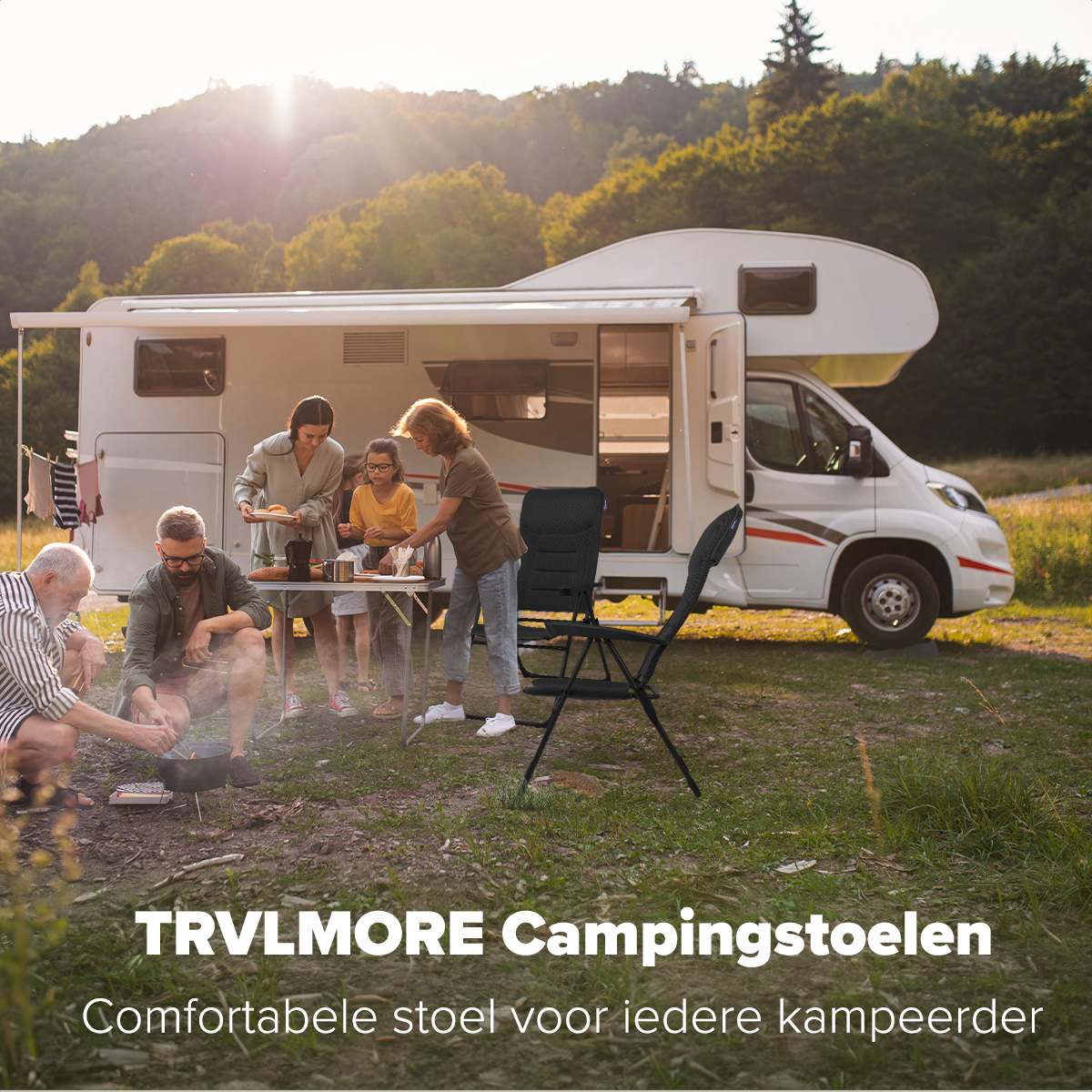 Familie kampeert bij een camper, met stoelen en een tafel. Tekst: Comfortabele stoel voor elke kampeerder.