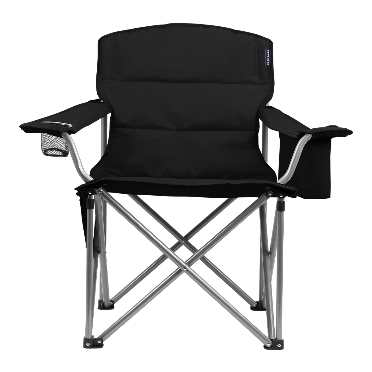 Een enkele zwarte campingstoel met bekerhouder en zak, op een witte achtergrond.