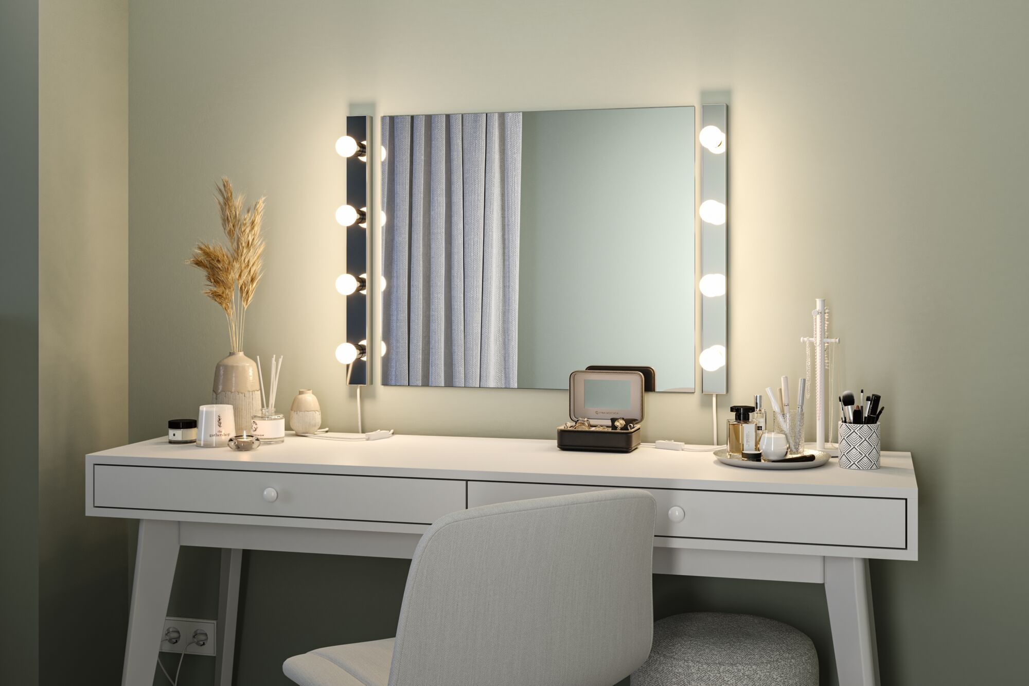 Biała toaletka z lustrem, światłami i różnymi kosmetykami.